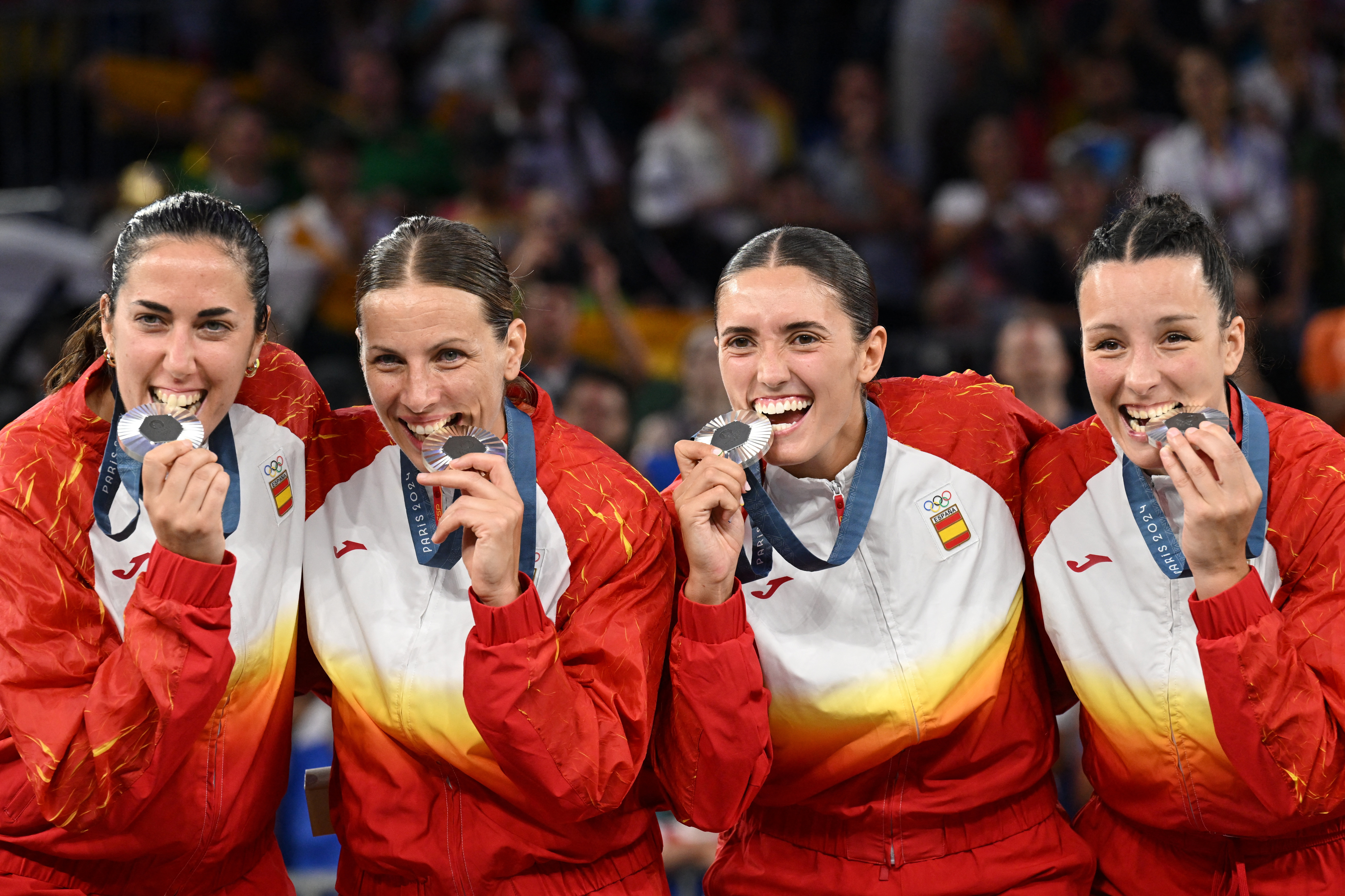 Paris 2024 Olympics - Basketball 3x3 - Women's Victory Ceremony - La Concorde 1, Paris, France - August 05, 2024. Silver medallists Spain players pose with their medals. REUTERS/Angelika Warmuth