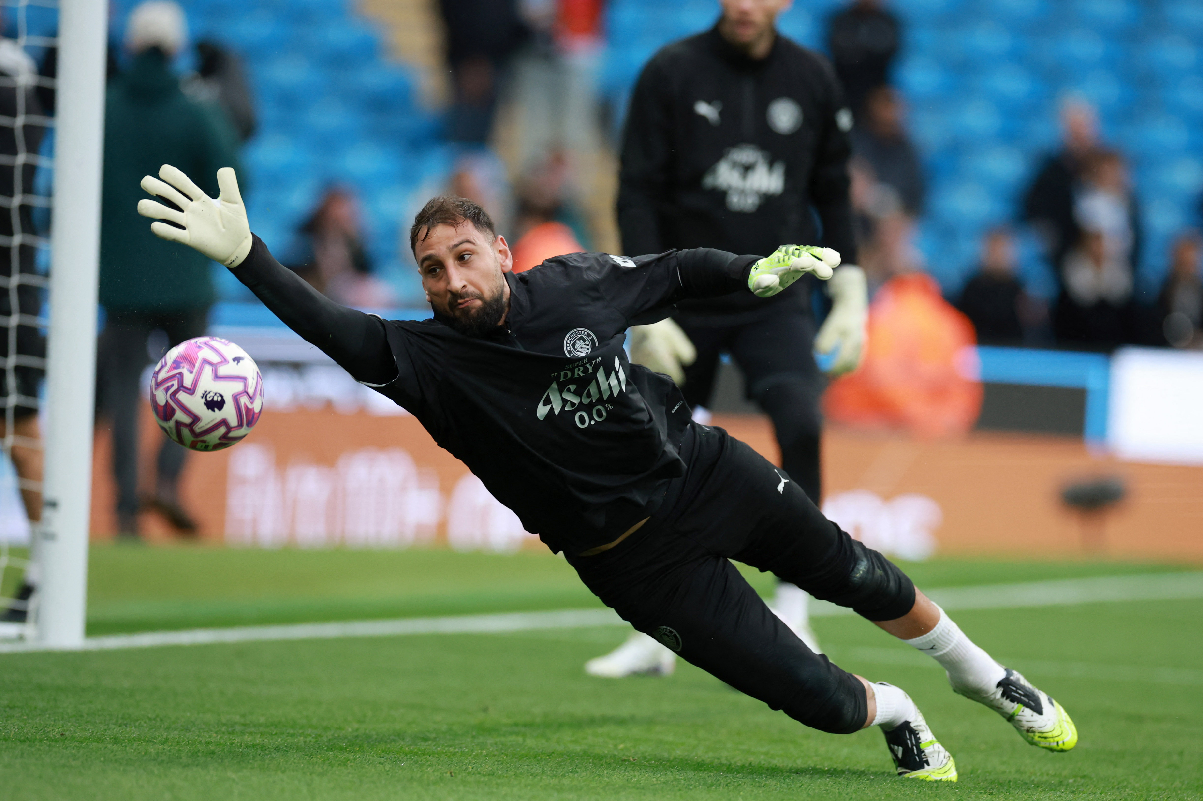 Soccer Football - Premier League - Manchester City v Manchester United - Etihad Stadium, Manchester, Britain - September 14, 2025 Manchester City's Gianluigi Donnarumma during the warm up before the match REUTERS/Phil Noble EDITORIAL USE ONLY. NO USE WITH UNAUTHORIZED AUDIO, VIDEO, DATA, FIXTURE LISTS, CLUB/LEAGUE LOGOS OR 'LIVE' SERVICES. ONLINE IN-MATCH USE LIMITED TO 120 IMAGES, NO VIDEO EMULATION. NO USE IN BETTING, GAMES OR SINGLE CLUB/LEAGUE/PLAYER PUBLICATIONS. PLEASE CONTACT YOUR ACCOUNT REPRESENTATIVE FOR FURTHER DETAILS..