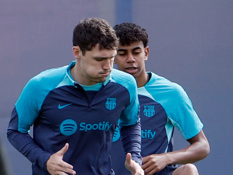 GRAFCAT2816. SANT JOAN DESPÍ (BARCELONA) (ESPAÑA), 15/04/2024.-El defensa danés del FC Barcelona, Andreas Christensen (i) y su compañero, el delantero Lamine Yamal (d),durante el entrenamiento que realiza la plantilla barcelonista en la Ciudad Deportiva Joan Gamper para preparar el partido de vuelta de los cuartos de final de la Liga de Campeones que disputarán mañana en el Estadio Olímpico Lluís Companys ante el Paris Saint-Germain.EFE/ Alberto Estévez
