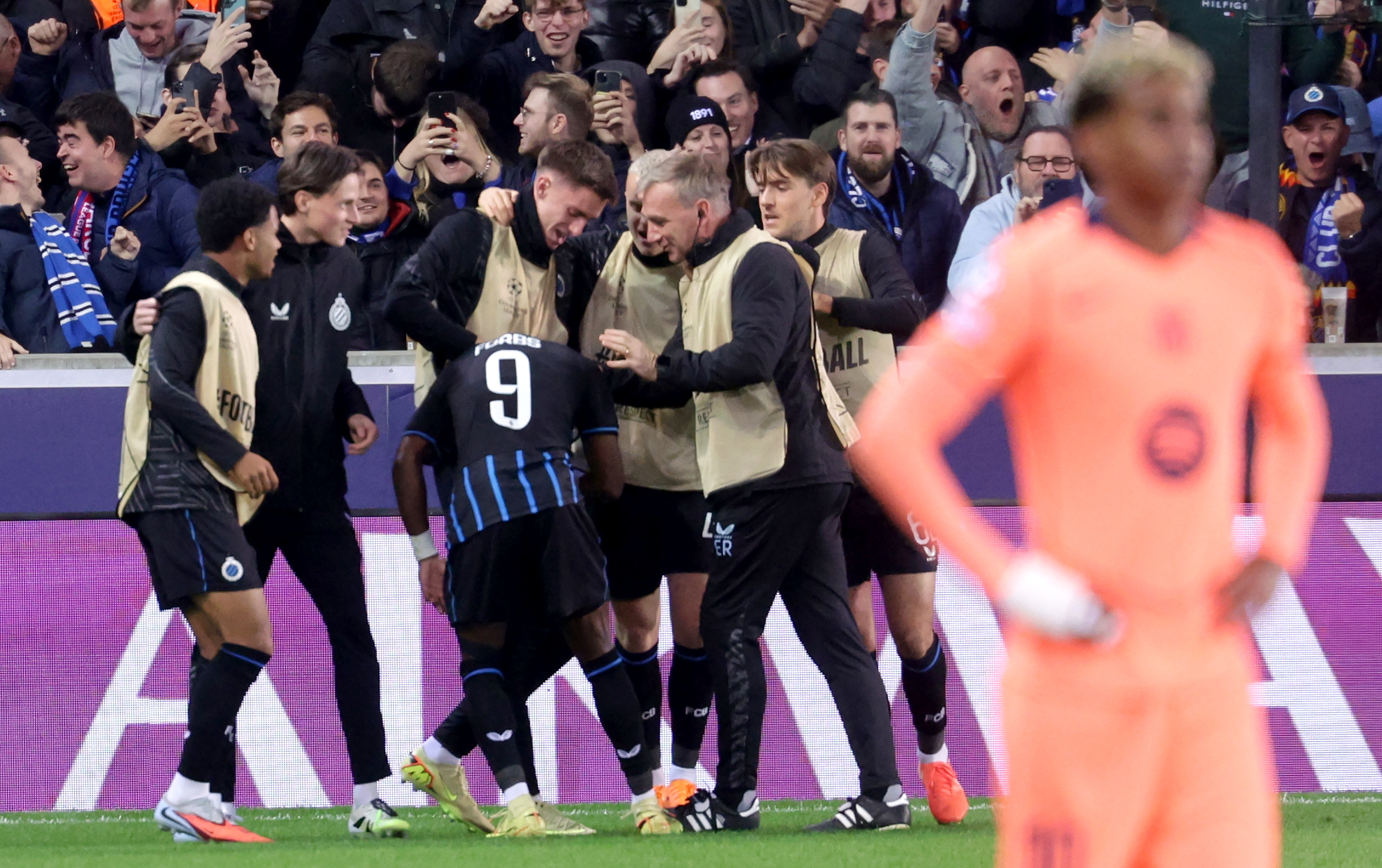 BRUGES (Belgium), 05/11/2025.- Players of Brugge celebrate their third goal during the UEFA Champions League league phase match between Club Brugge KV and FC Barcelona, in Bruges, Britain, 05 November 2025. (Liga de Campeones, Bélgica, Reino Unido, Brujas) EFE/EPA/OLIVIER MATTHYS