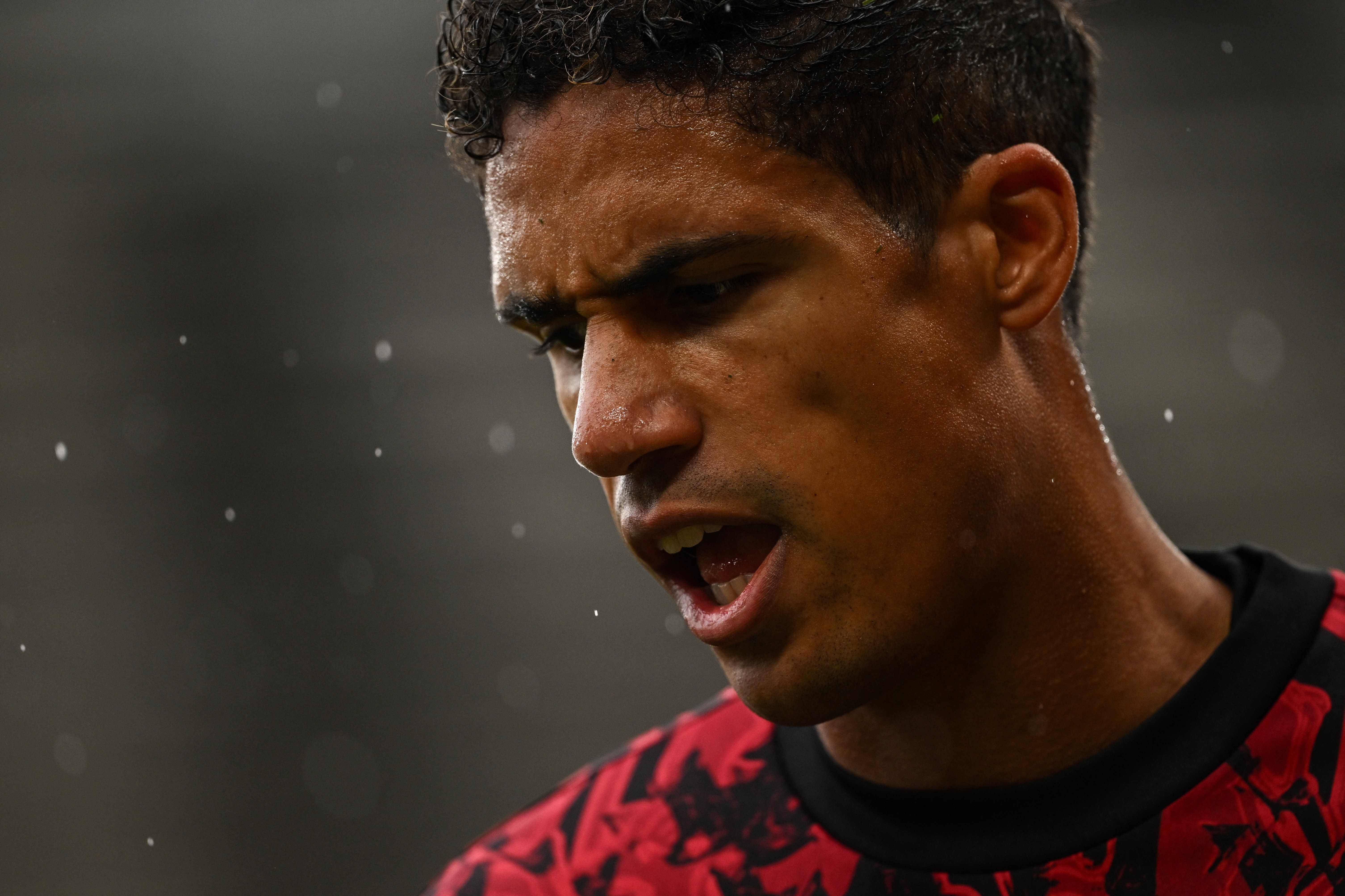 Raphael Varane, jugador del Manchester United, calienta antes de un partido.