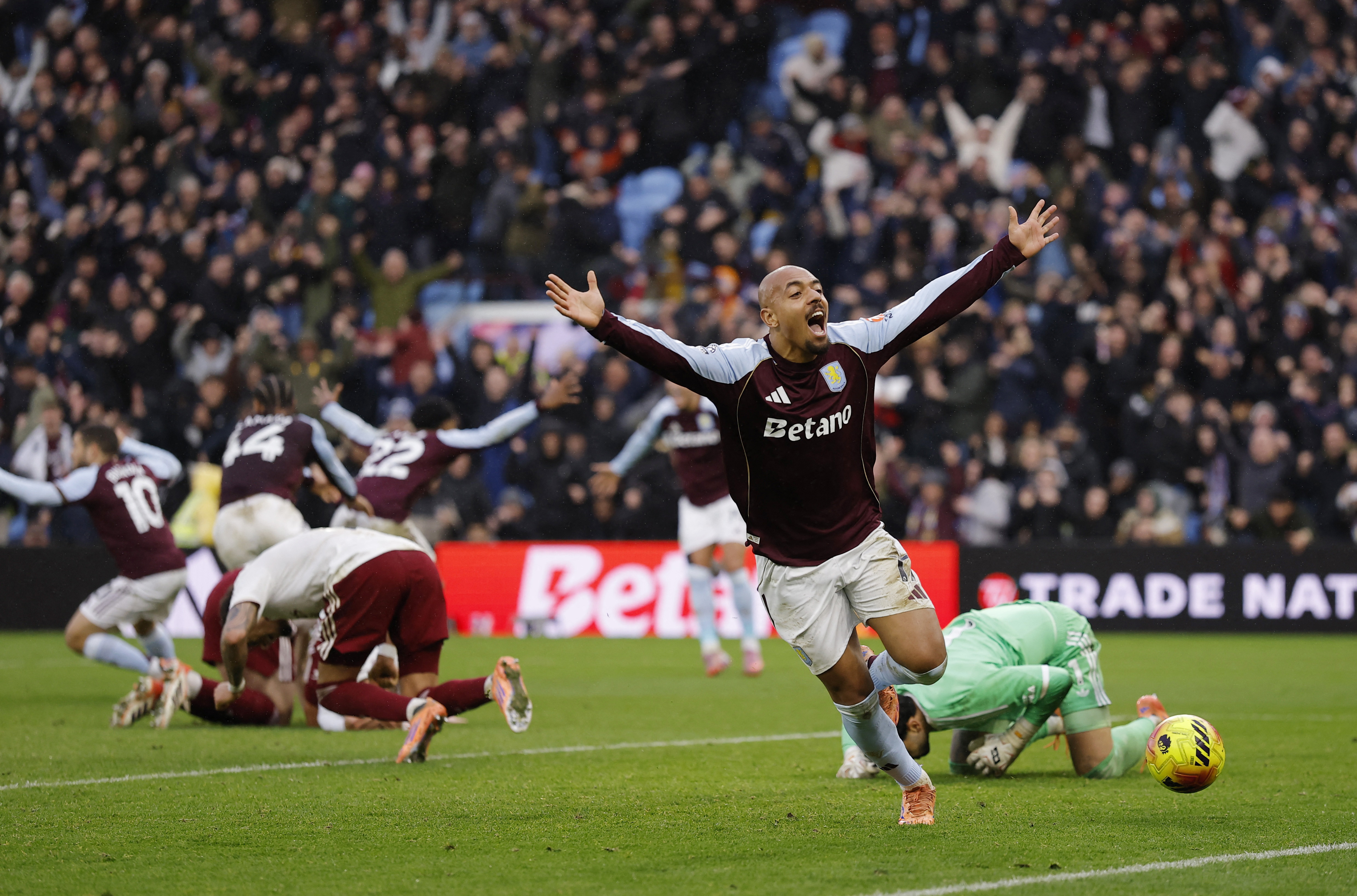 Soccer Football - Premier League - Aston Villa v Arsenal - Villa Park, Birmingham, Britain - December 6, 2025 Aston Villa's Donyell Malen celebrates after Emiliano Buendia scores their second goal Action Images via Reuters/Andrew Couldridge EDITORIAL USE ONLY. NO USE WITH UNAUTHORIZED AUDIO, VIDEO, DATA, FIXTURE LISTS, CLUB/LEAGUE LOGOS OR 'LIVE' SERVICES. ONLINE IN-MATCH USE LIMITED TO 120 IMAGES, NO VIDEO EMULATION. NO USE IN BETTING, GAMES OR SINGLE CLUB/LEAGUE/PLAYER PUBLICATIONS. PLEASE CONTACT YOUR ACCOUNT REPRESENTATIVE FOR FURTHER DETAILS..