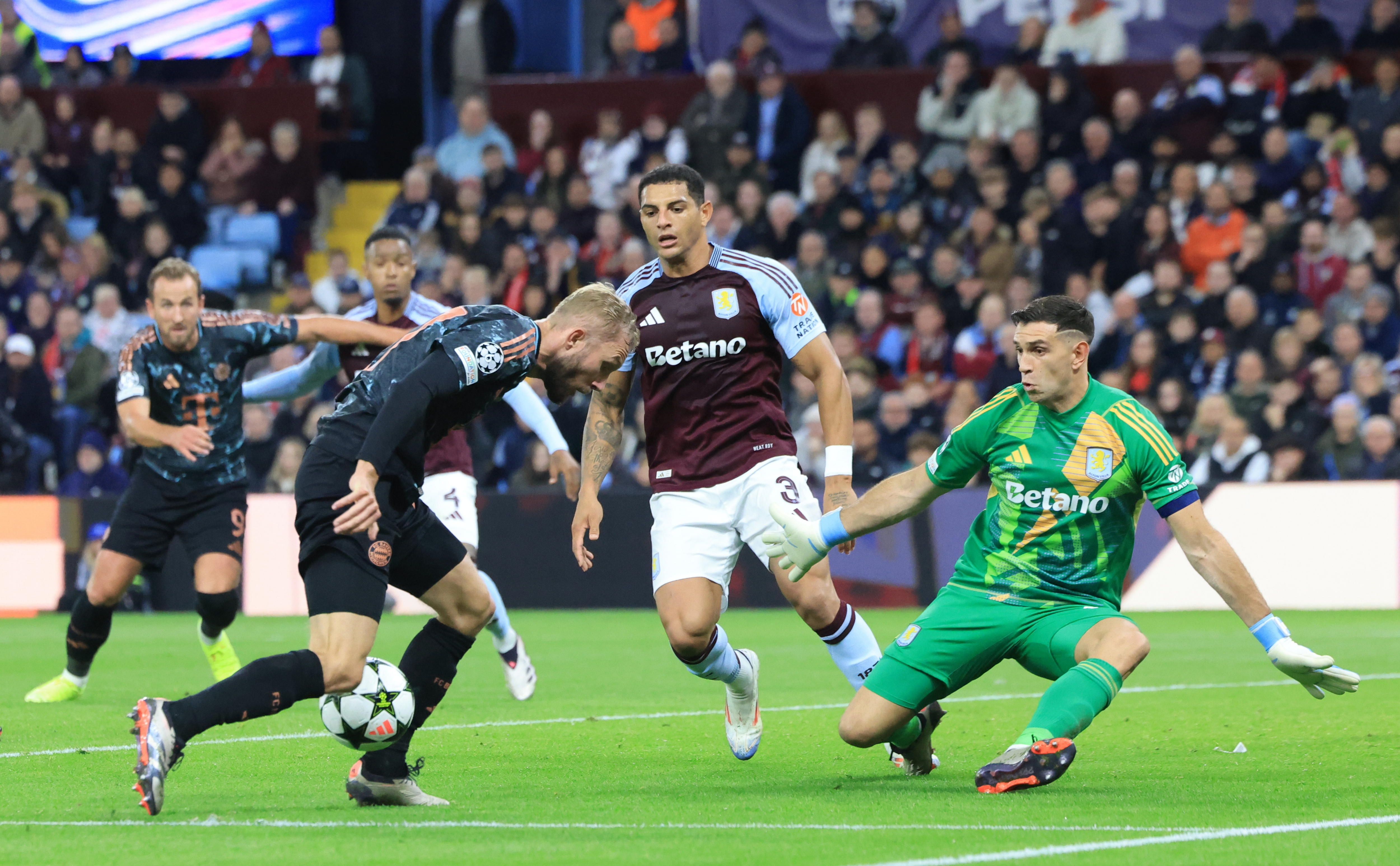 Birmingham (United Kingdom), 02/10/2024.- Michael Olise of Bayern (L) in action against Emiliano Martinez of Aston Villa (R) during the UEFA Champions League soccer match between Aston Villa and Bayern Munich in Birmingham, Britain, 02 October 2024. (Liga de Campeones, Reino Unido) EFE/EPA/NEIL HALL
