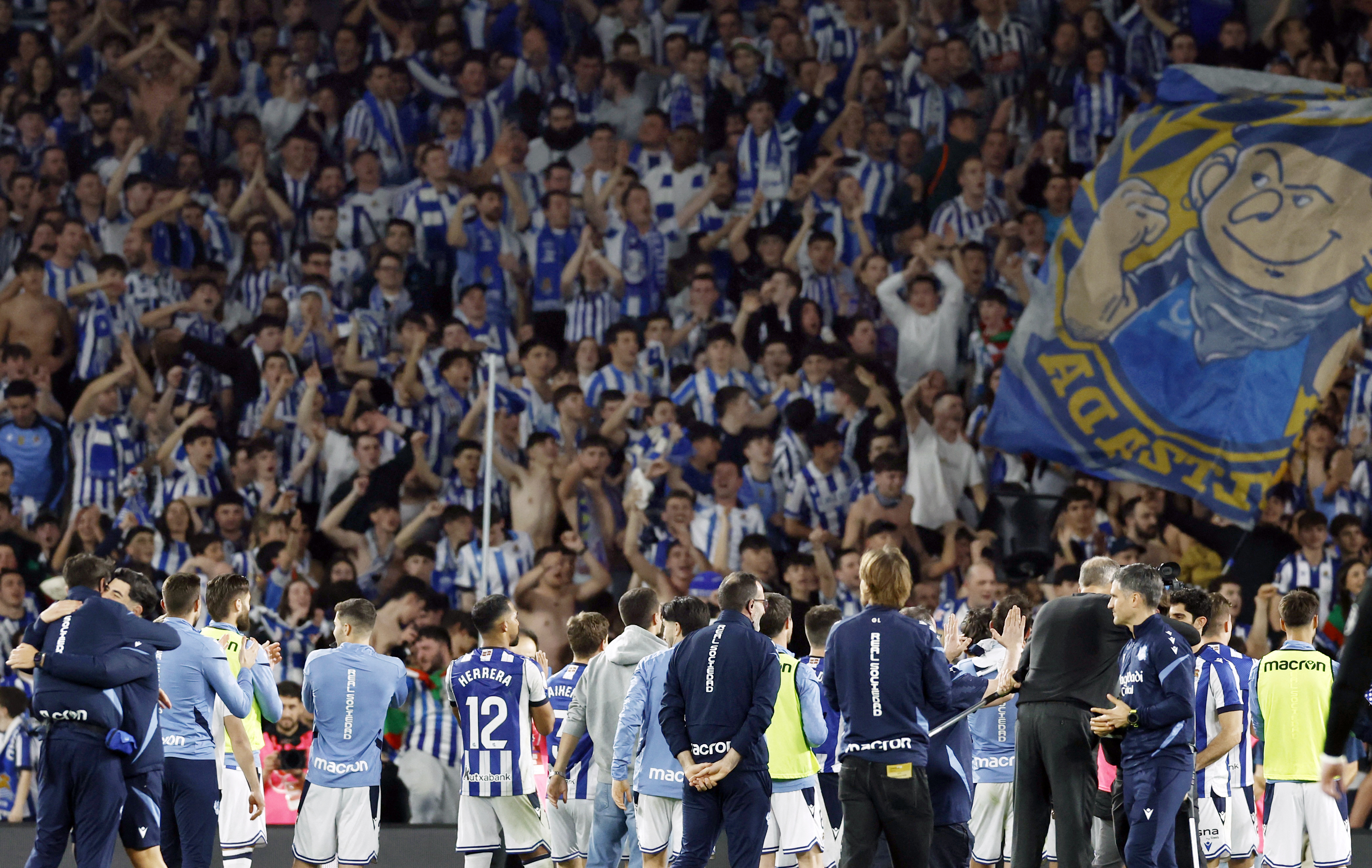 Soccer Football - Copa del Rey - Semi Final - Second Leg - Real Sociedad v Athletic Bilbao - Reale Arena, San Sebastian, Spain - March 4, 2026 Real Sociedad players applaud fans after the match REUTERS/Vincent West