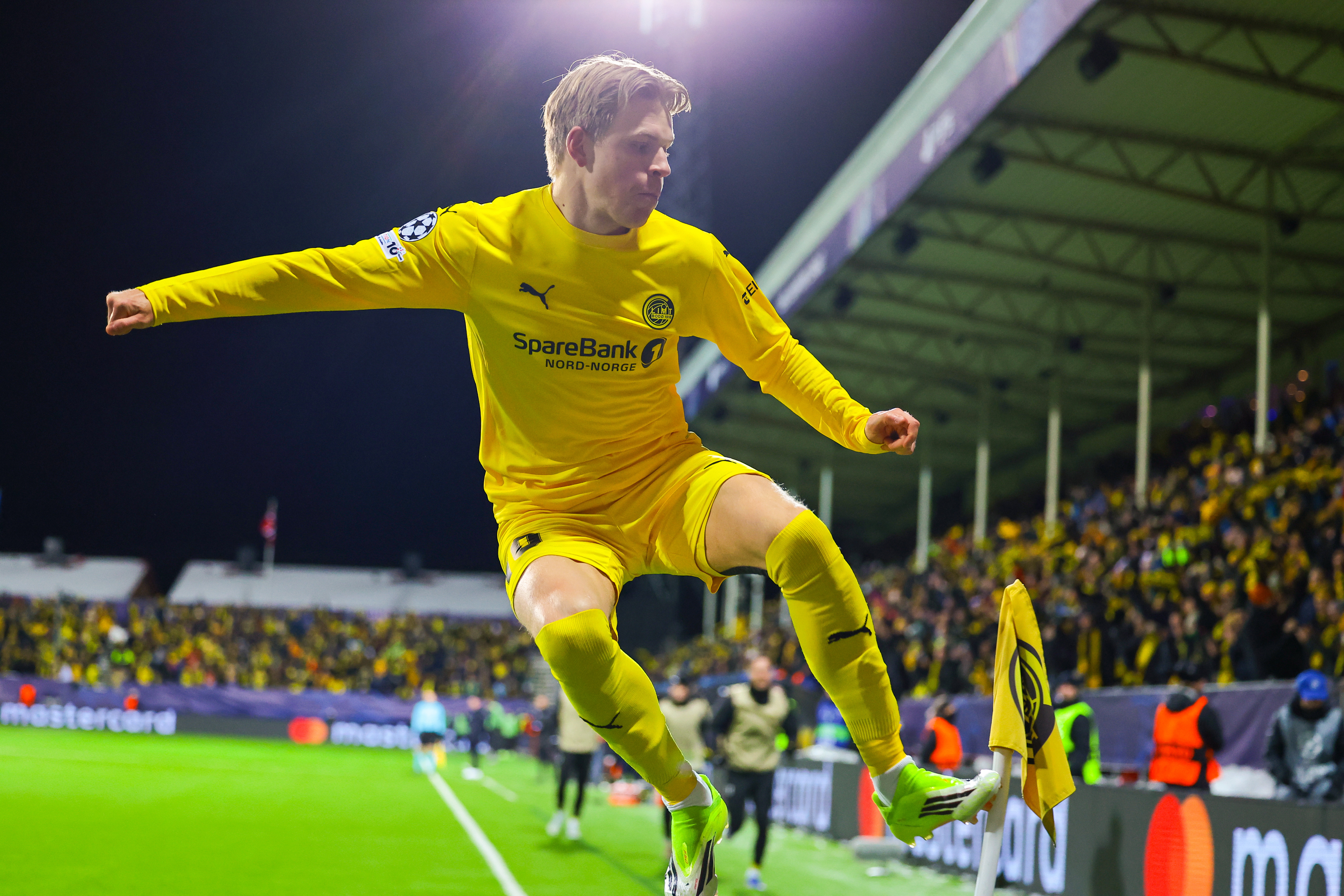 Bodo (Norway), 18/02/2026.- Bodo/Glimt's Jens Petter Hauge (C) celebrates scoring a goal during the UEFA Champions League play-offs 1st leg soccer match between Bodo/Glimt and Inter Milan, in Bodo, Norway, 18 February 2026. (Liga de Campeones, Noruega) EFE/EPA/THOMAS ANDERSEN NORWAY OUT