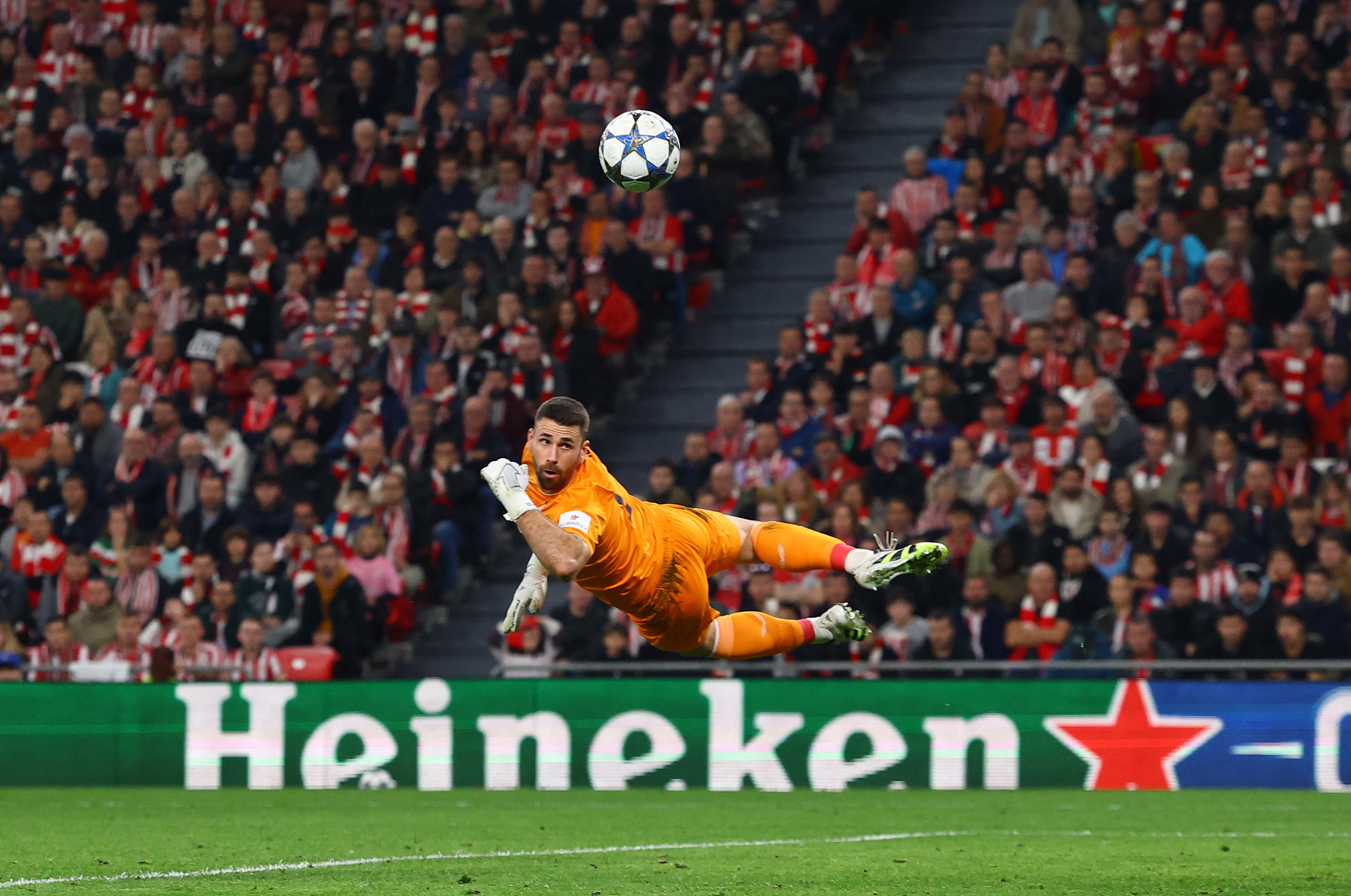 Soccer Football - UEFA Champions League - Athletic Bilbao v Paris St Germain - San Mames, Bilbao, Spain - December 10, 2025 Athletic Bilbao's Unai Simon in action REUTERS/Albert Gea