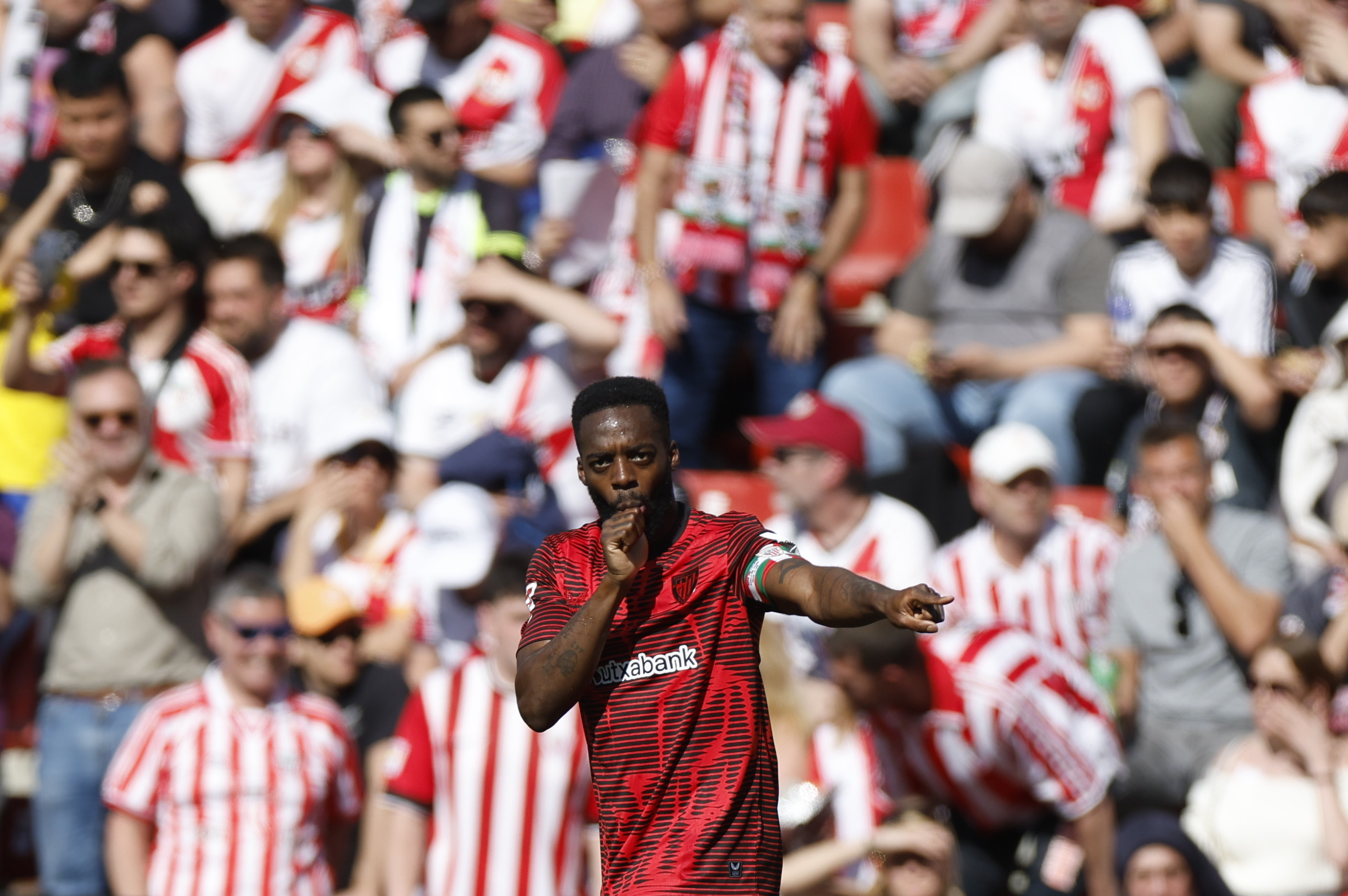 MADRID, 28/02/2026.- El delantero del Athletic Club Iñaki Williams celebra su gol ante el Rayo durante el partido de Liga disputado este sábado en el estadio de Vallecas. EFE/Javier Lizón
