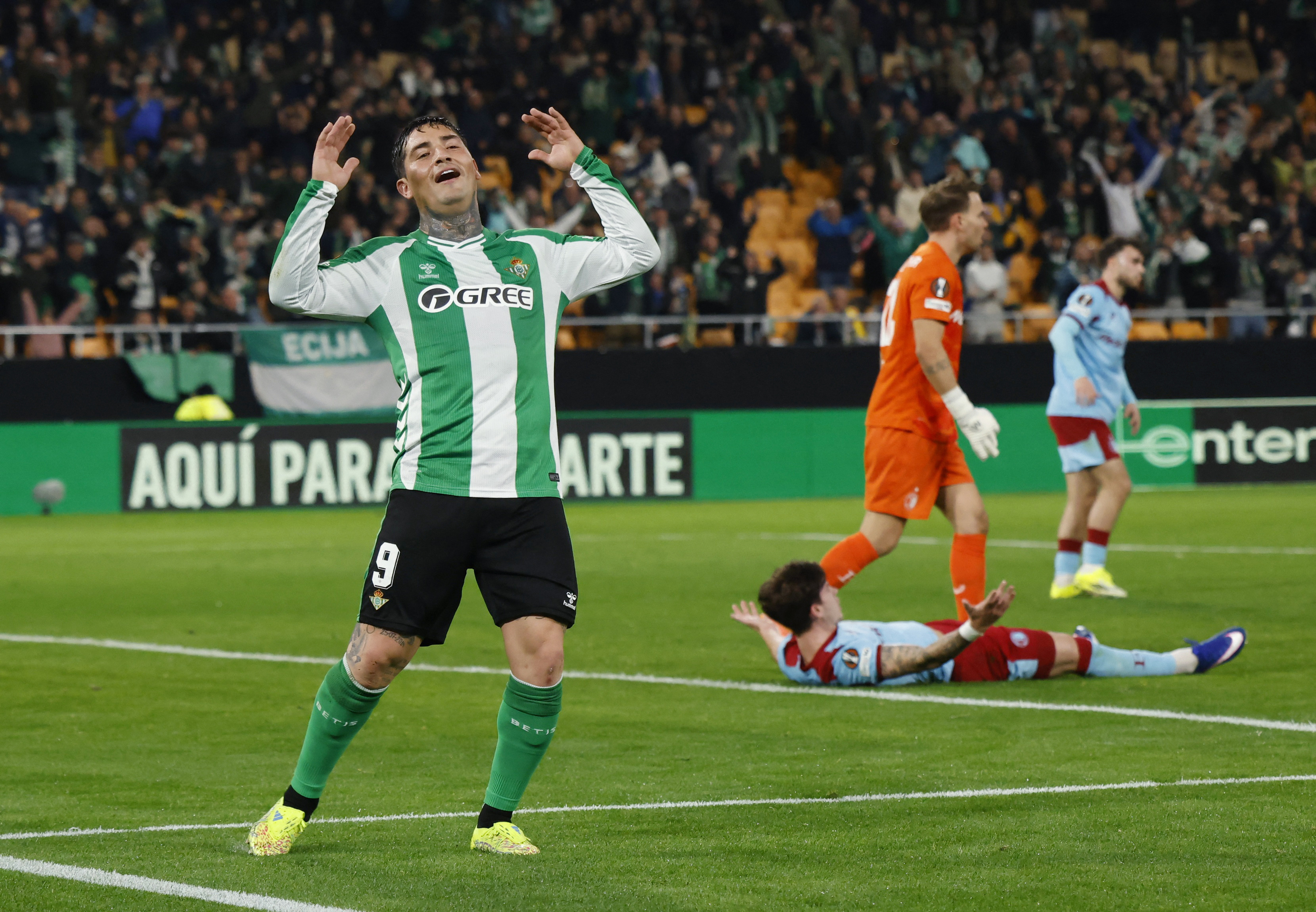 Soccer Football - UEFA Europa League - Real Betis v Feyenoord - Estadio de La Cartuja, Seville, Spain - January 29, 2026 Real Betis' Chimy Avila reacts after referee Nikola Dabanovic awards a free kick to Feyenoord REUTERS/Marcelo Del Pozo