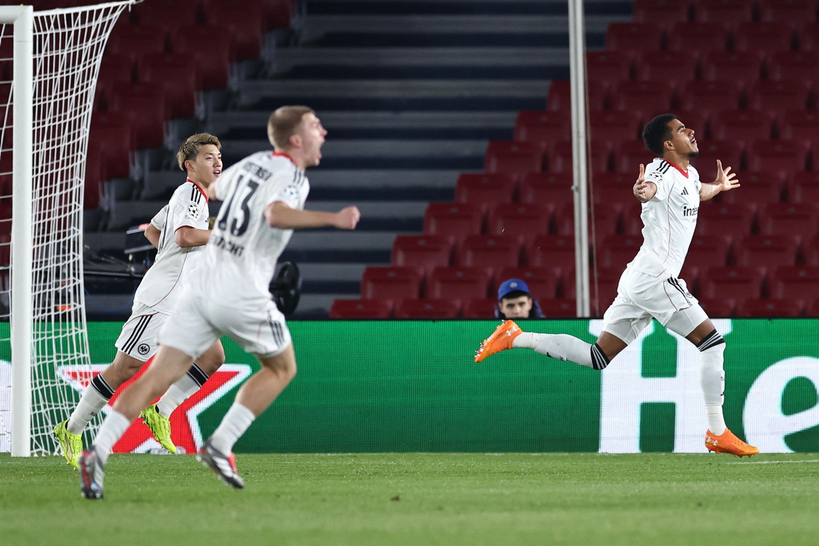 Ansgar Knauff celebra el primer gol.