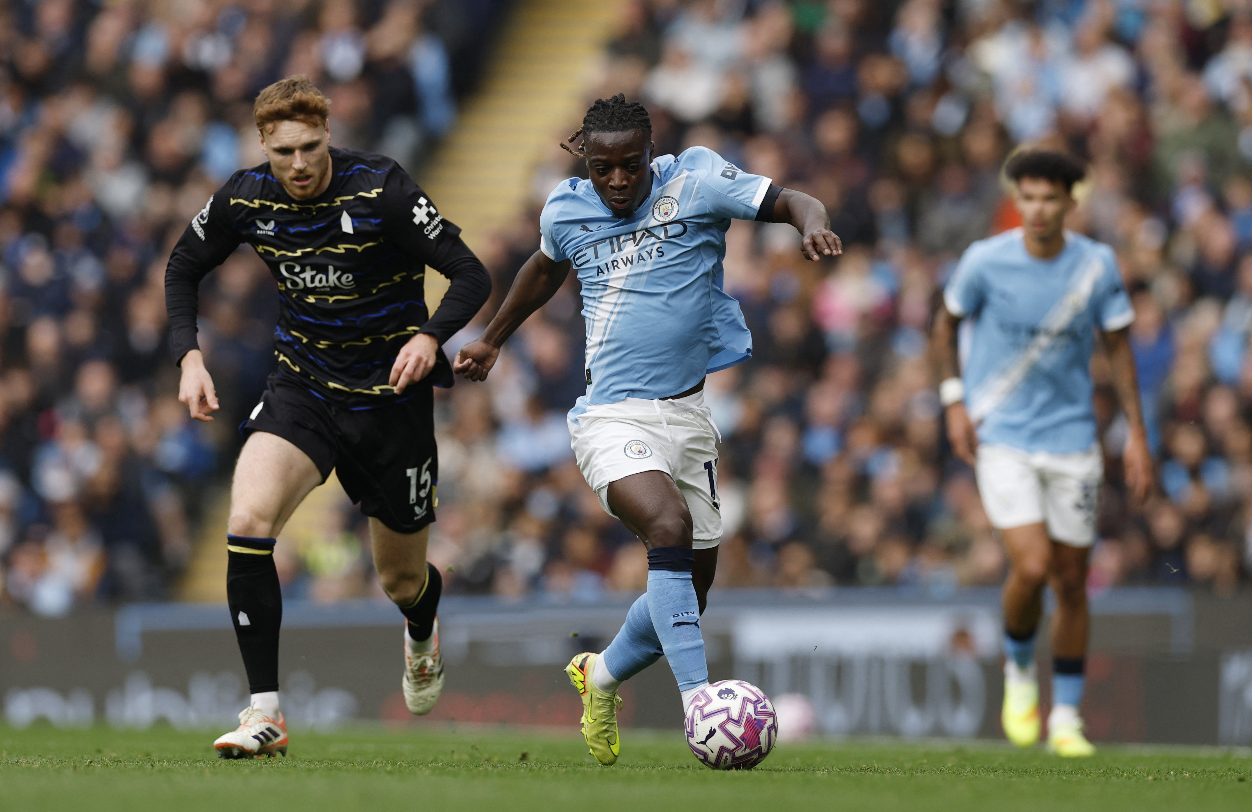 Soccer Football - Premier League - Manchester City v Everton - Etihad Stadium, Manchester, Britain - October 18, 2025 Manchester City's Jeremy Doku in action with Everton's Jake O'Brien Action Images via Reuters/Jason Cairnduff EDITORIAL USE ONLY. NO USE WITH UNAUTHORIZED AUDIO, VIDEO, DATA, FIXTURE LISTS, CLUB/LEAGUE LOGOS OR 'LIVE' SERVICES. ONLINE IN-MATCH USE LIMITED TO 120 IMAGES, NO VIDEO EMULATION. NO USE IN BETTING, GAMES OR SINGLE CLUB/LEAGUE/PLAYER PUBLICATIONS. PLEASE CONTACT YOUR ACCOUNT REPRESENTATIVE FOR FURTHER DETAILS..