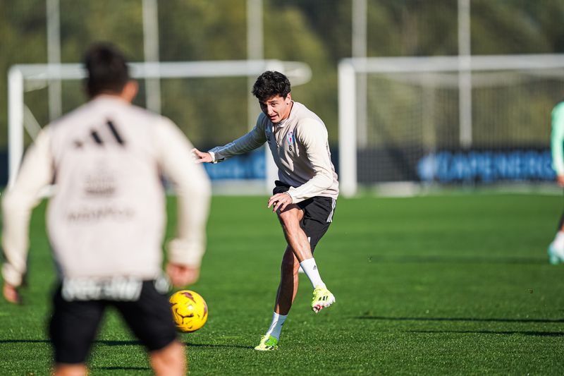 El centrocampista Carlos Dotor golpea el balón durante un entrenamiento del Celta.