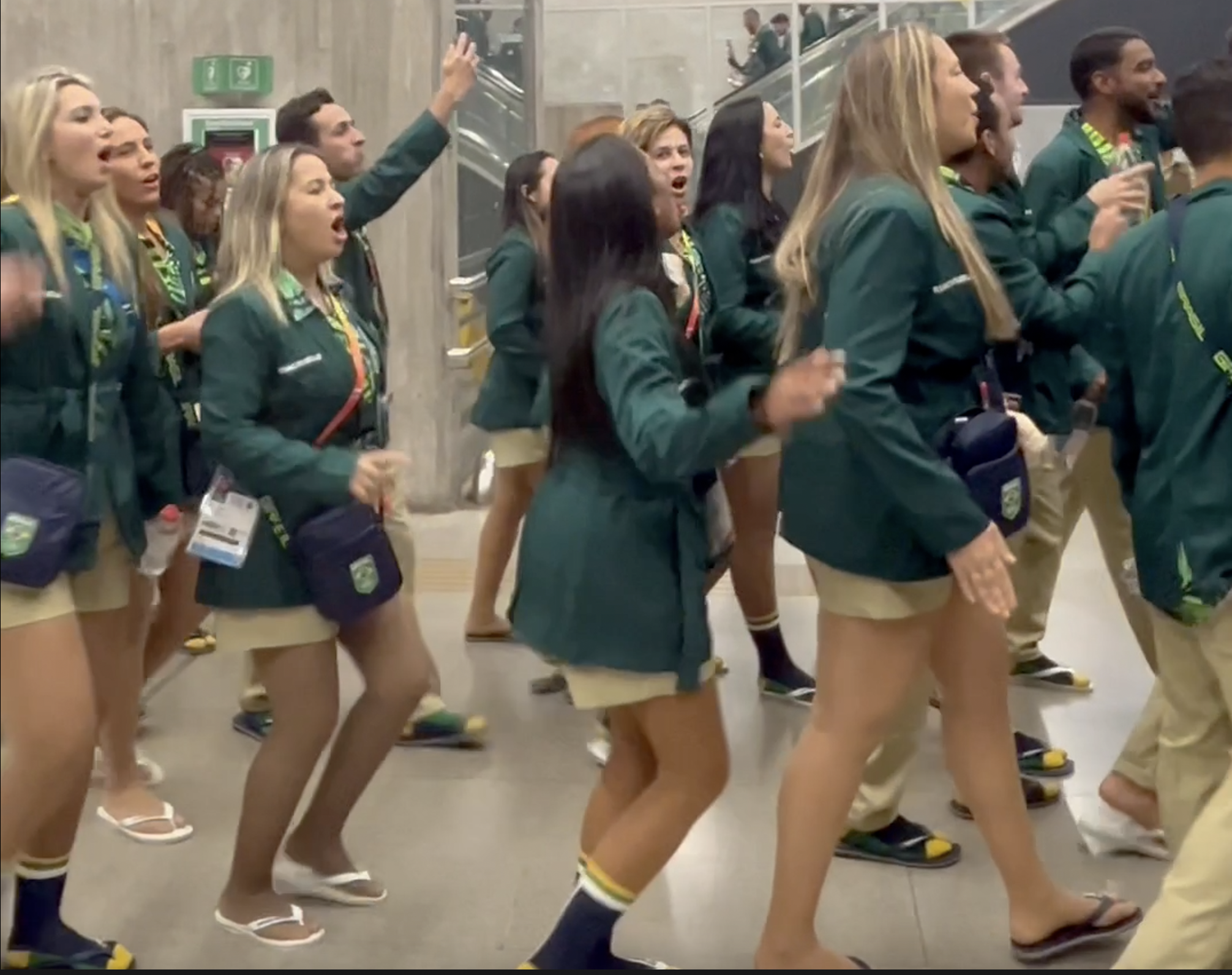 ¡Pura fiesta! Brasileños entran al Metro de Santiago en los Panamericanos y protagonizan esta escena viral