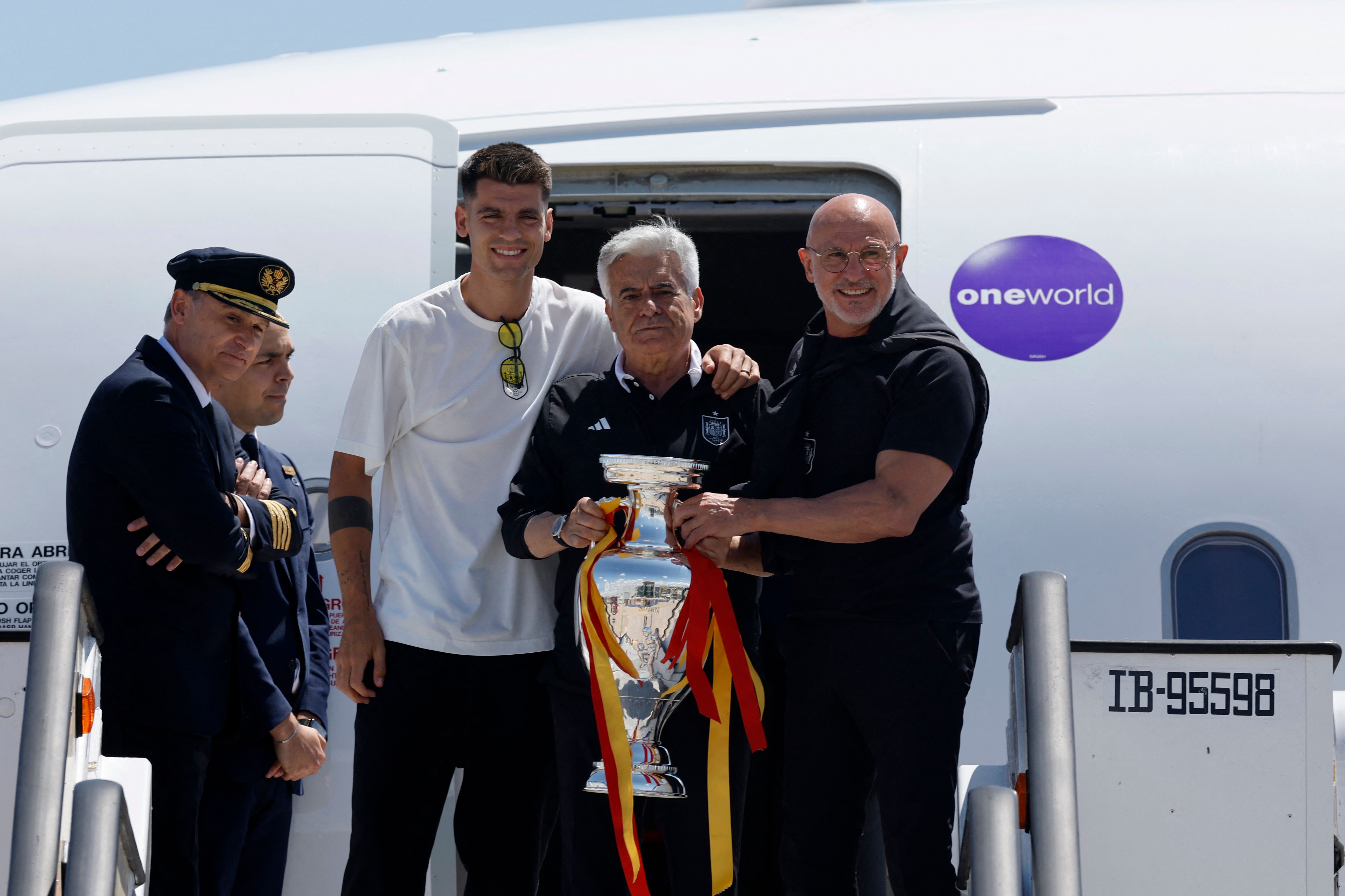 TOPSHOT - Spanish national football team players and staff hold the UEFA Euro 2024 trophy while arriving at Adolfo Su�rez Madrid�Barajas Airport in Madrid on July 15, 2024, the day after winning the final against England. (Photo by OSCAR DEL POZO / AFP)