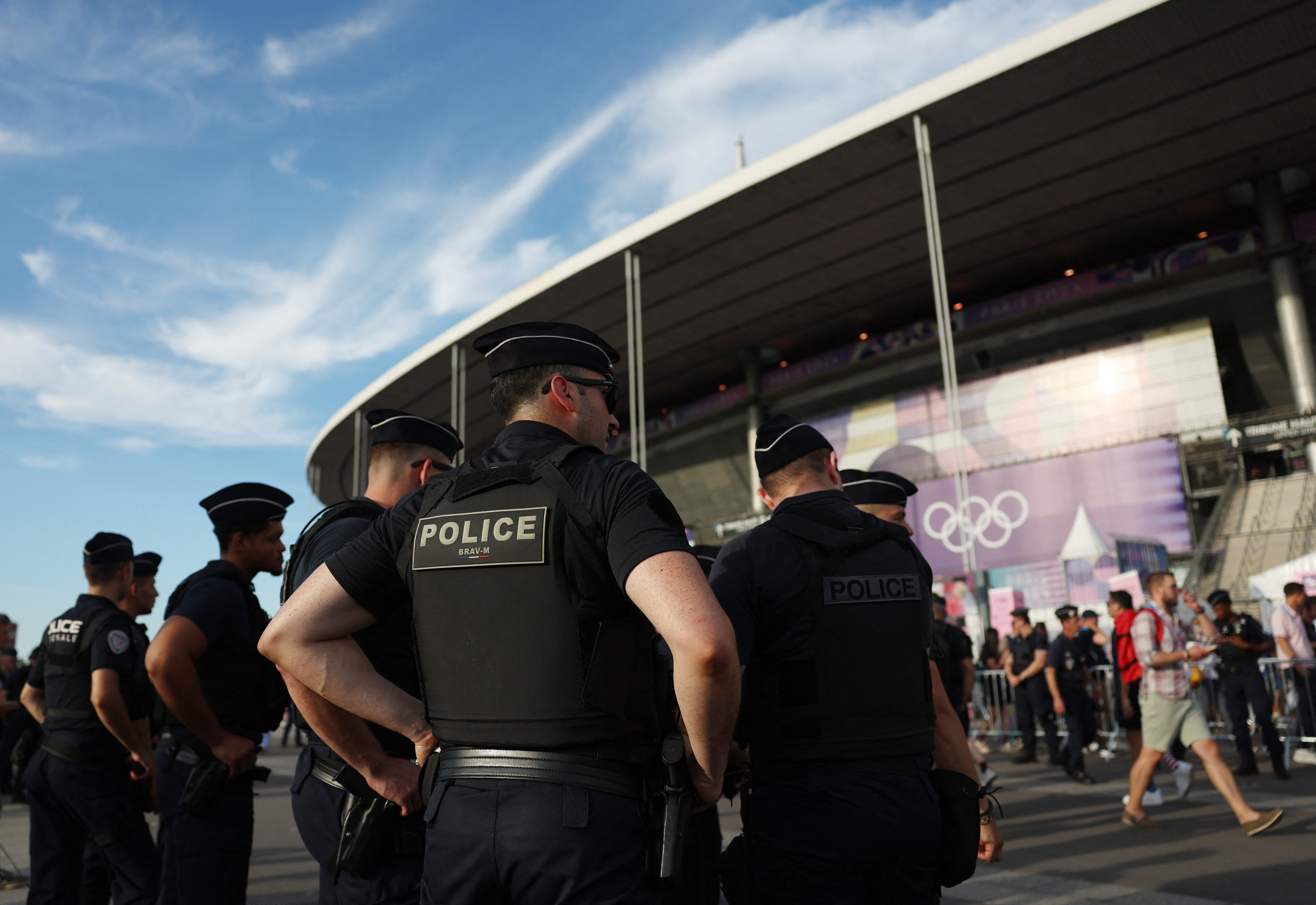 Paris 2024 Olympics - Ceremonies - Paris 2024 Closing Ceremony - Stade de France, Saint-Denis, France - August 11, 2024. General view of police officers outside the stadium before the closing ceremony. REUTERS/Isabel Infantes