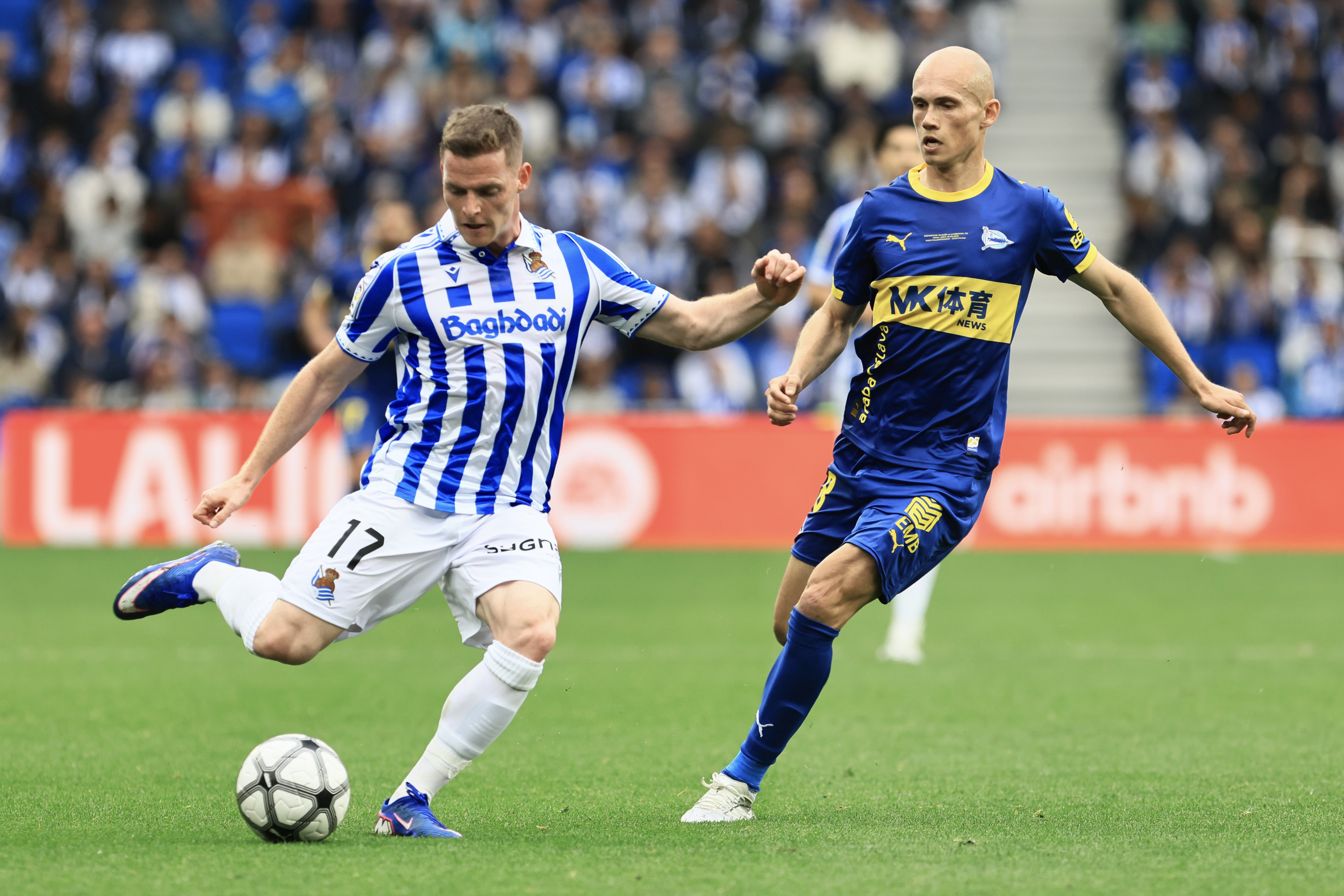 SAN SEBASTIÁN, 11/04/2026.- El defensa de la Real Sociedad Sergio Gómez (i) lucha por el balón con el centrocampista del Alavés Jon Guridi (d) durante el partido de LaLiga EA Sports disputado este sábado en el Estadio de Anoeta. EFE/ Javi Colmenero