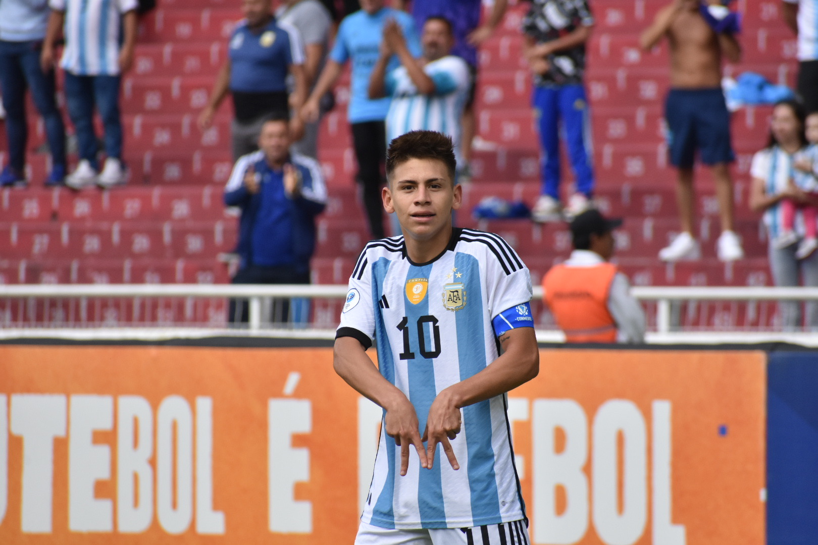 Argentina baila al ritmo de Echeverri