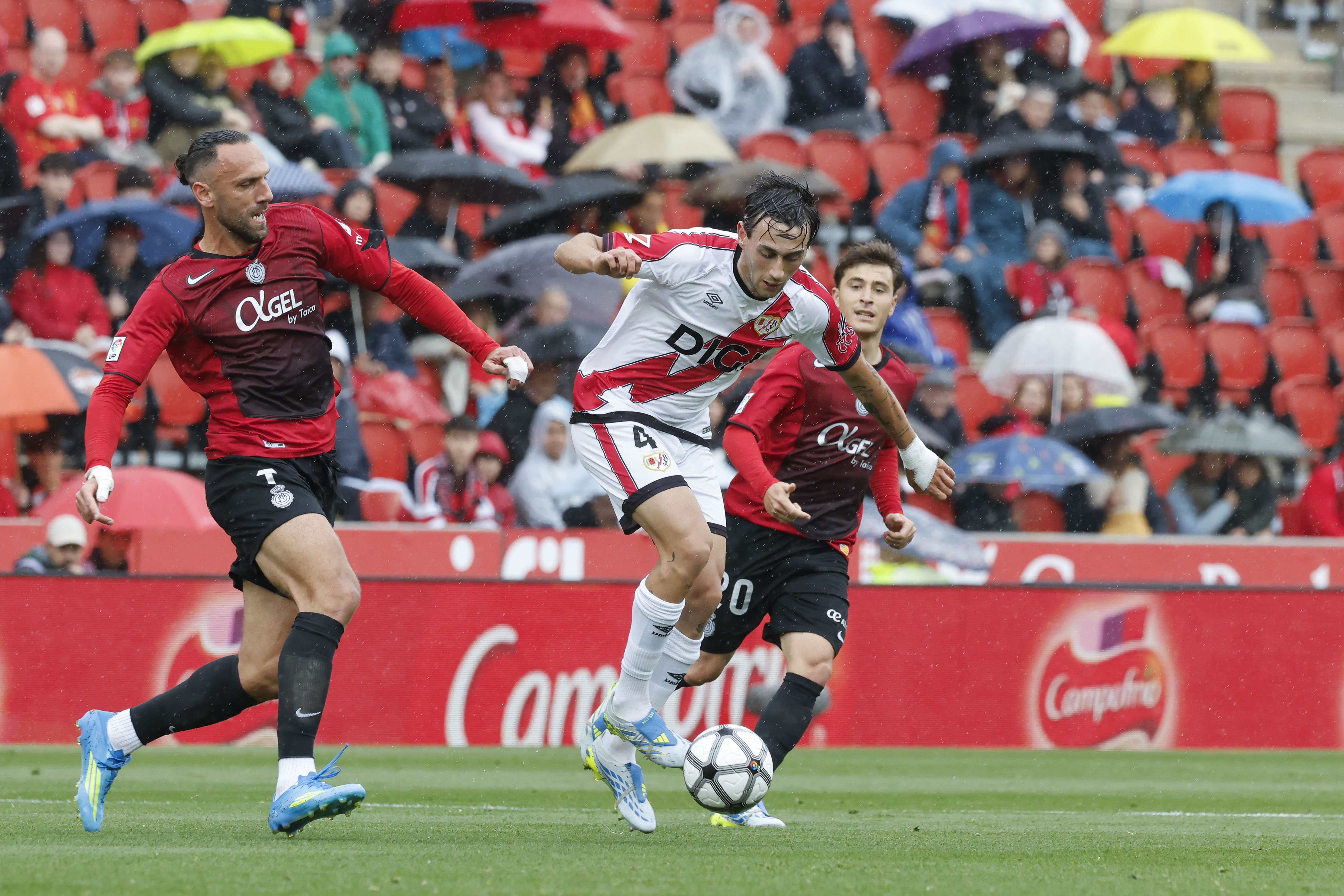 PALMA, 12/04/2026.- El jugador del Real Mallorca Pablo Torre(d) y el jugador del Rayo Vallecano Pedro Díaz, durante el partido de la jornada 31 de LaLiga EA Sports entre el Real Mallorca y el Rayo Vallecano, este domingo en el Estadi Mallorca Son Moix.- EFE/CATI CLADERA