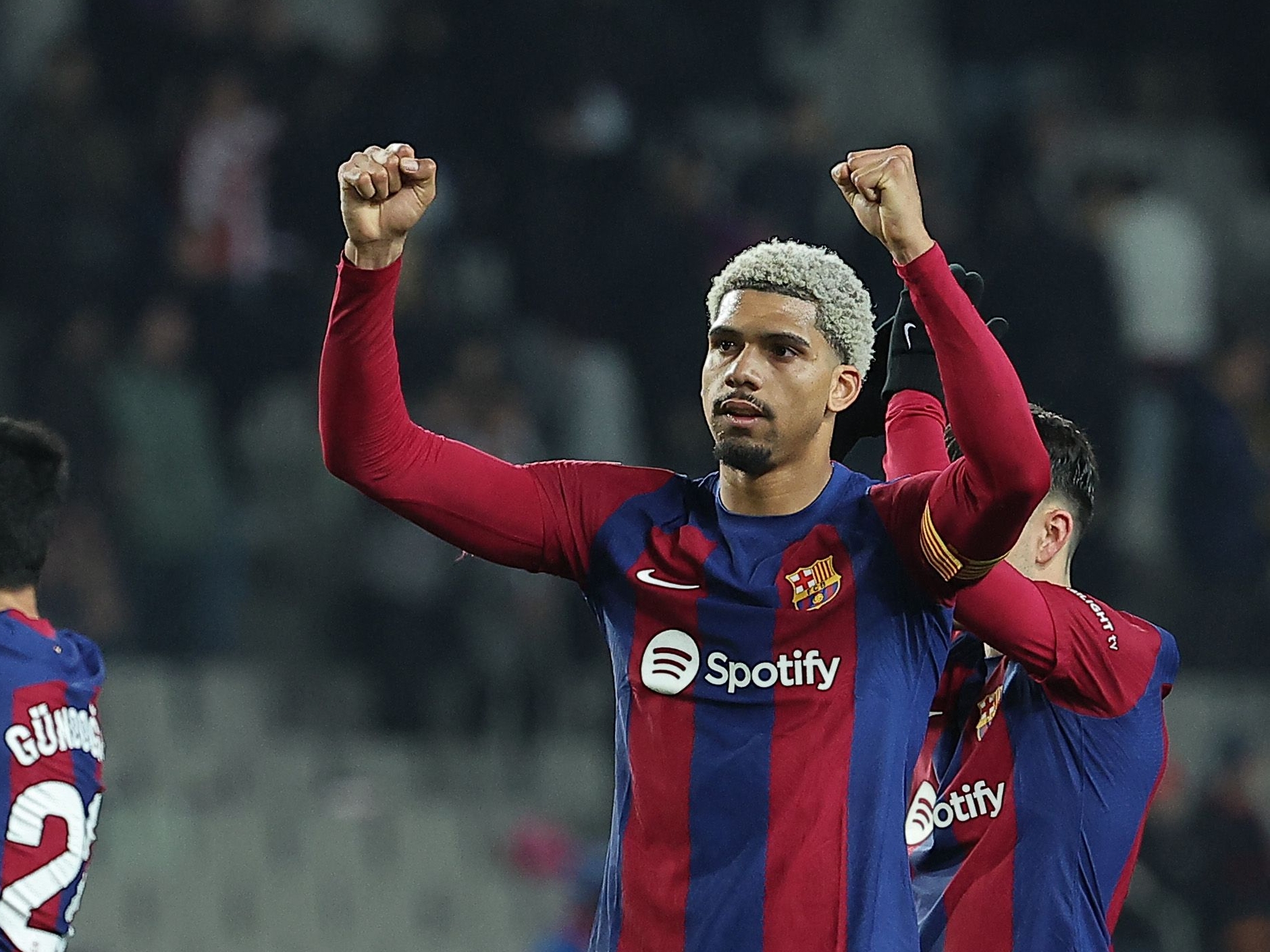 Ronald Araújo celebra el triunfo ante el Atlético.