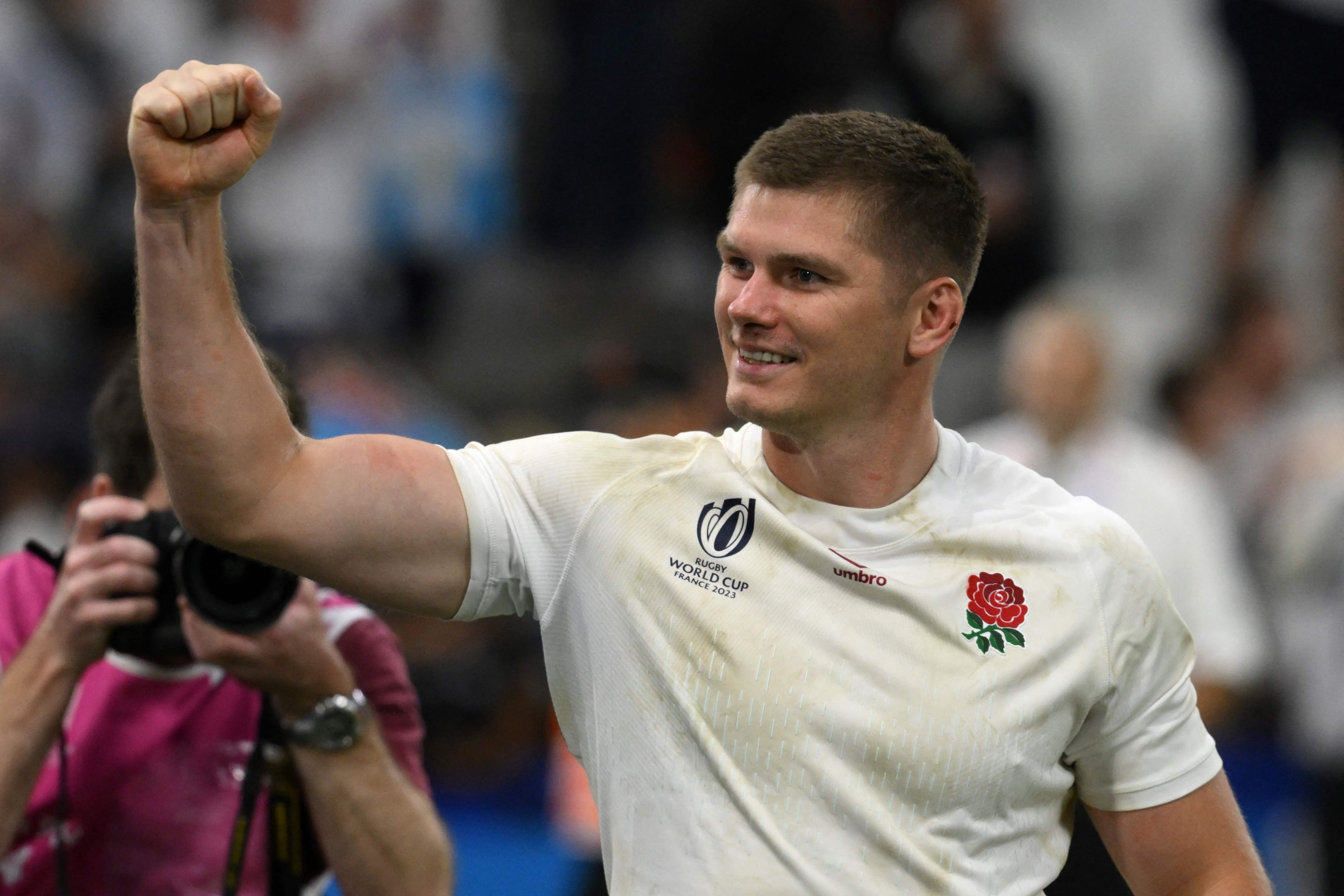 Owen Farrell patea a Fiyi