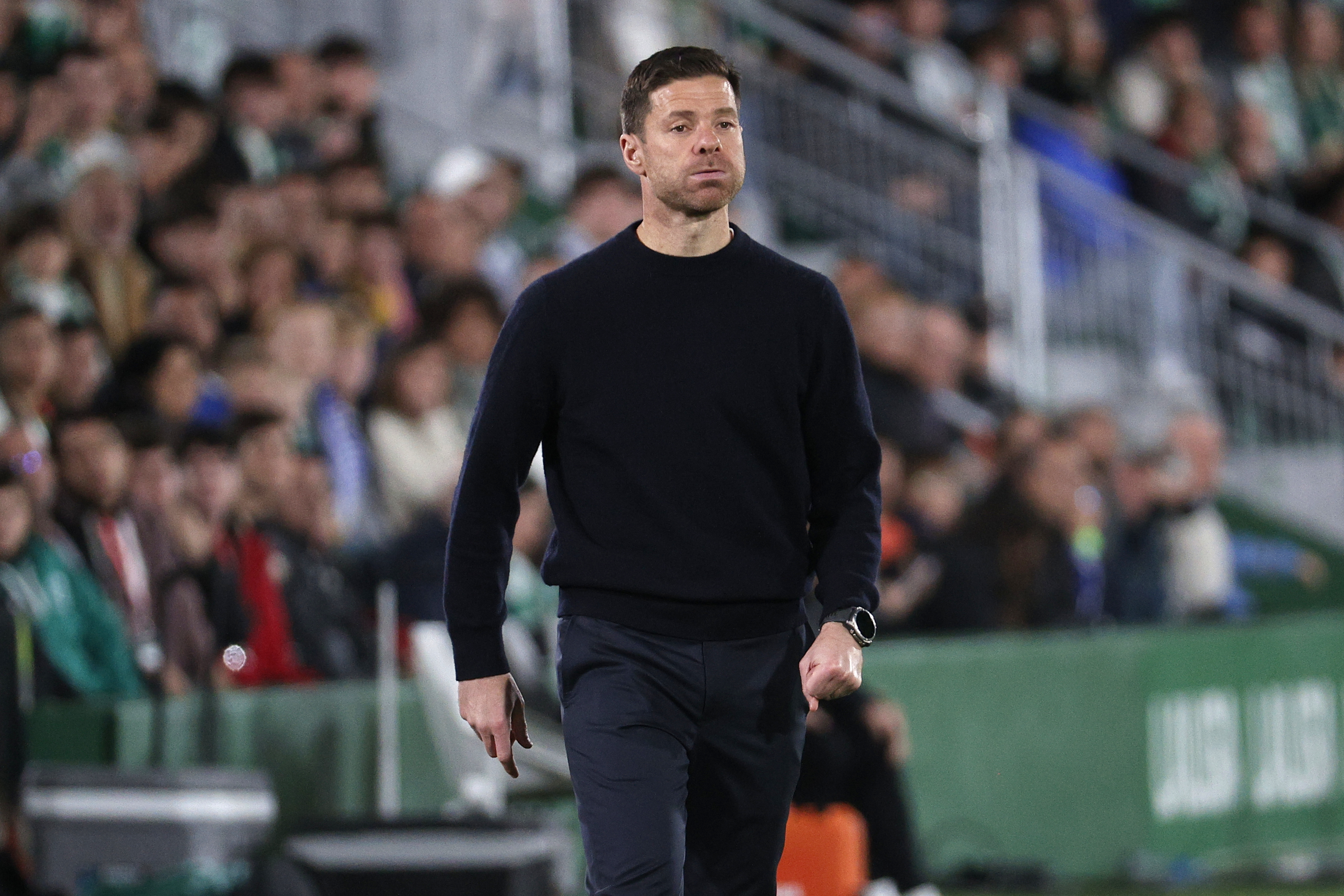 ELCHE (ALICANTE), 23/11/2025.- El entrenador del Real Madrid Xabi Alonso durante el partido de la jornada 13 de LaLiga entre el Elche CF y el Real Madrid, este domingo en el estadio Martínez Valero. EFE/Manuel Bruque
