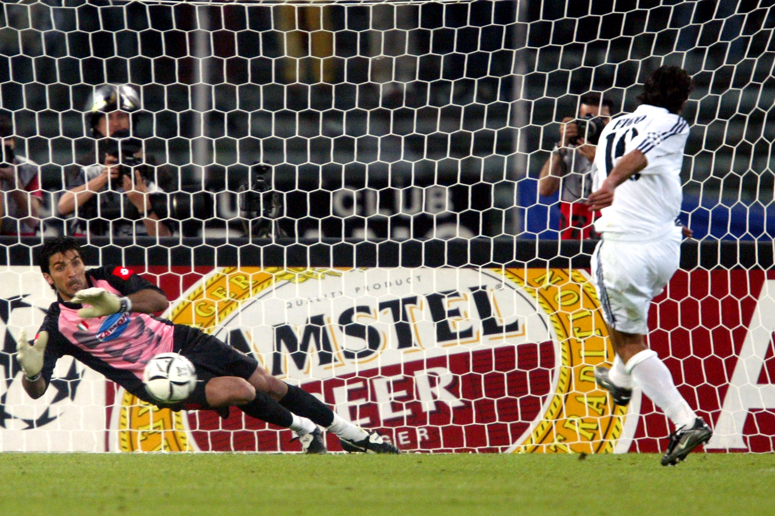 Siete años después, la Juventus volvería a arruinarle una Champions al Madrid, que en este caso llegaba a la ronda como vigente campeón tras haber batido al Bayer Leverkusen en la anterior final, la de la volea de Zidane en Glasgow. El Madrid se impuso en la ida del Bernabéu por 2-1, pero el resultado fue corto para lo visto en el campo: los blancos fueron mucho mejores y marcaron Ronaldo y Roberto Carlos, pero desperdiciaron muchas ocasiones y Trezeguet anotó en el único acercamiento serio de la Juventus. En Delle Alpi el cuento fue muy diferente: la Juve se puso 2-0 con goles de Trezeguet y Del Piero, con Ronaldo tocado y en el banquillo. Salió en el descanso y provocó un penalti que lanzó Figo, pero Buffon lo detuvo y abortó la remontada blanca. Nedved sentenció con un derechazo tras carrerón al desmarque y Zidane descontó con el tiempo casi cumplido. A las puertas de la final de Old Trafford, el Madrid cayó; la Juve lo haría en la tanda de penaltis ante el Milán en el partido por el título.