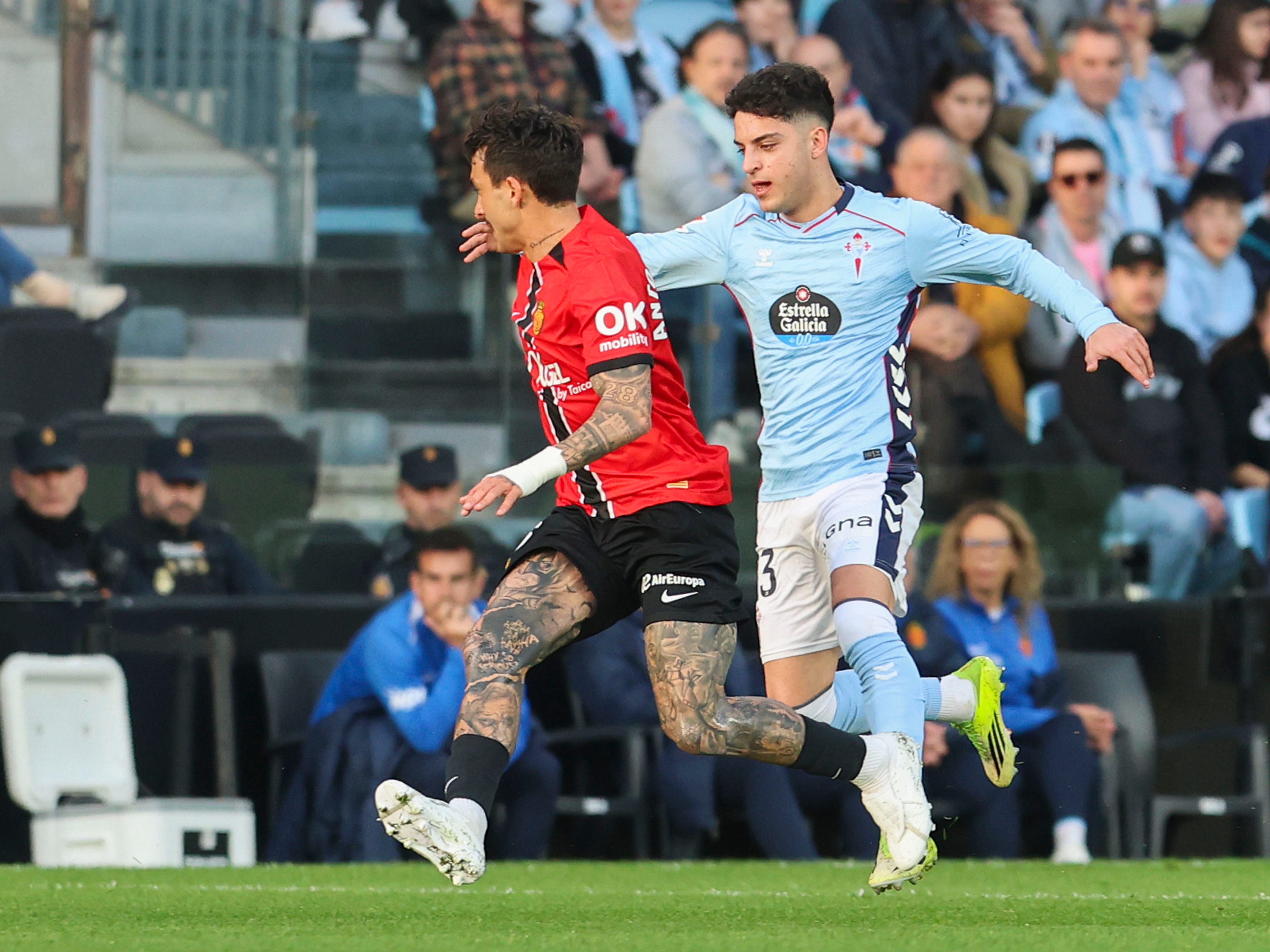 VIGO, 22/02/2026.- El centrocampista del Celta Hugo Álvarez (d) disputa un balón con el centrocampista del Mallorca Antonio Sánchez (i) durante el partido de la jornada 25 de LaLiga EA Sports que Celta de Vigo y RCD Mallorca disputan este domingo en el Estadio de Balaidos. EFE/ Salvador Sas