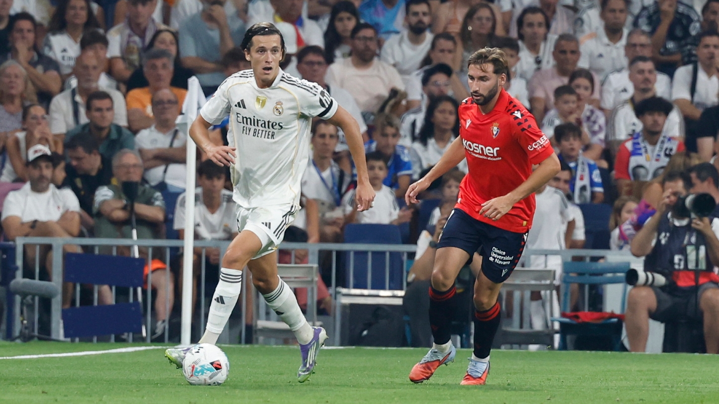 El defensa español juega su primer partido en primera división con la camiseta del Real Madrid.