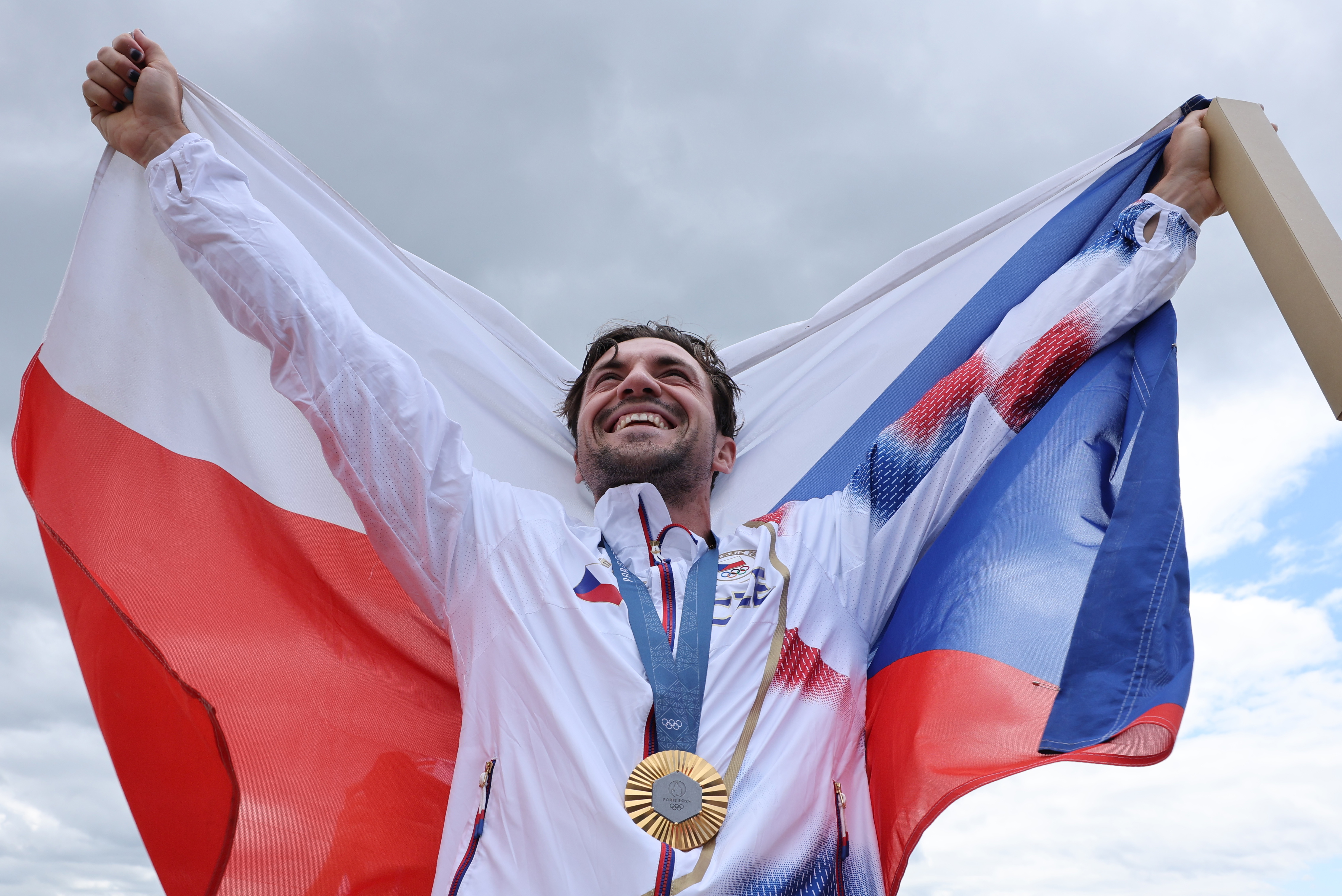 Vaires-sur-marne (France), 09/08/2024.- Gold medalist Martin Fuksa of Czechia poses during the medal ceremony of the Men's Canoe Single 1000m of the Canoeing Sprint competitions in the Paris 2024 Olympic Games, at the Vaires-sur-Marne Nautical Stadium in Vaires-sur-Marne, France, 09 August 2024. (Francia) EFE/EPA/MAXIM SHIPENKOV
