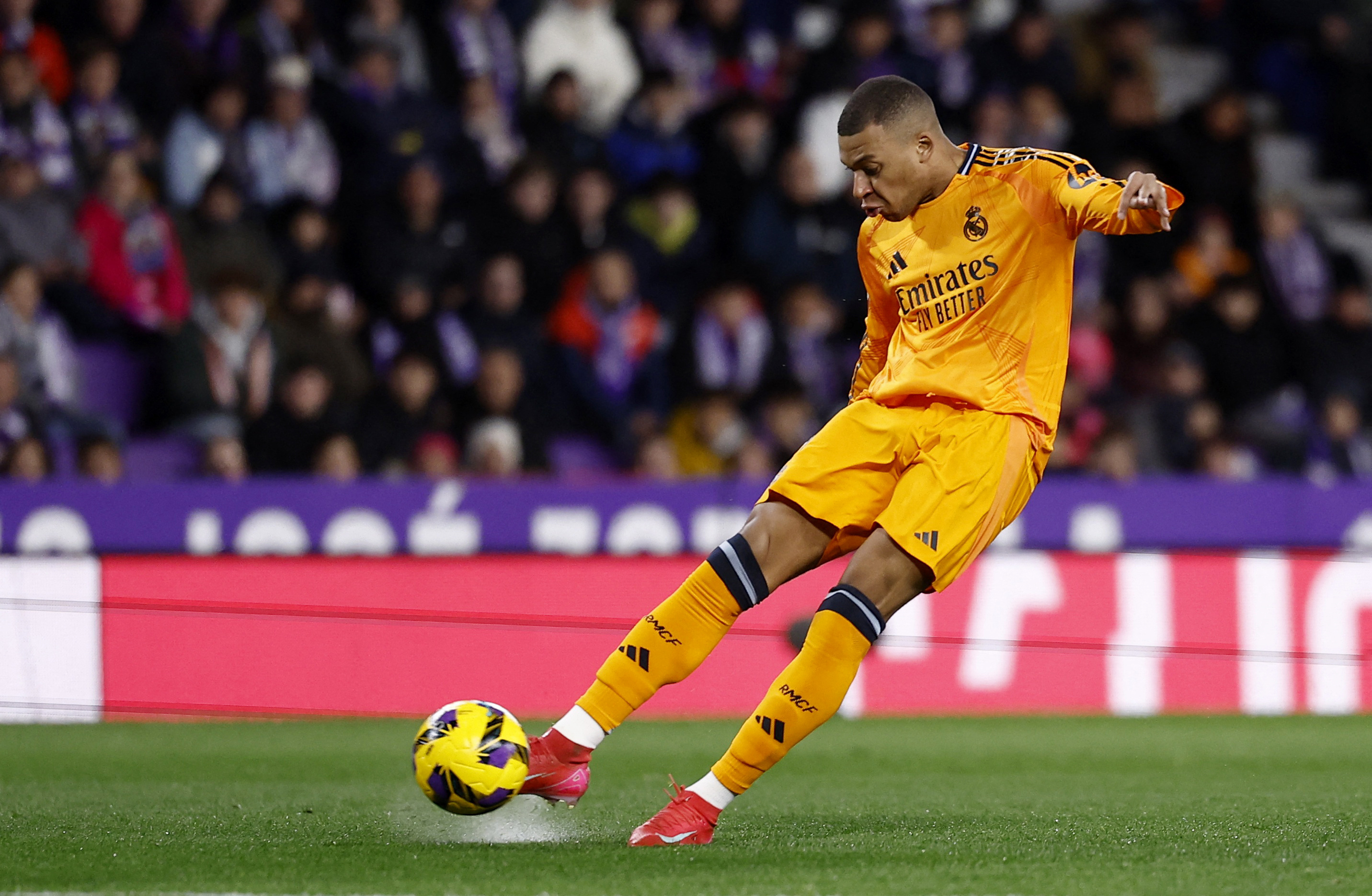 Soccer Football - LaLiga - Real Valladolid v Real Madrid - Estadio Jose Zorrilla, Valladolid, Spain - January 25, 2025 Real Madrid's Kylian Mbappe shoots at goal REUTERS/Juan Medina