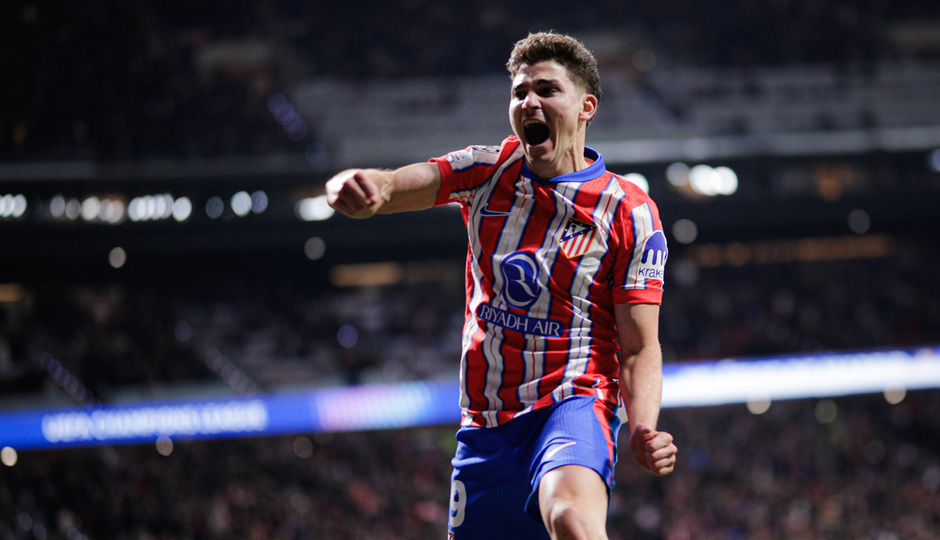 Julin Alvarez celebra su primer gol al Bayer Leverkusen.