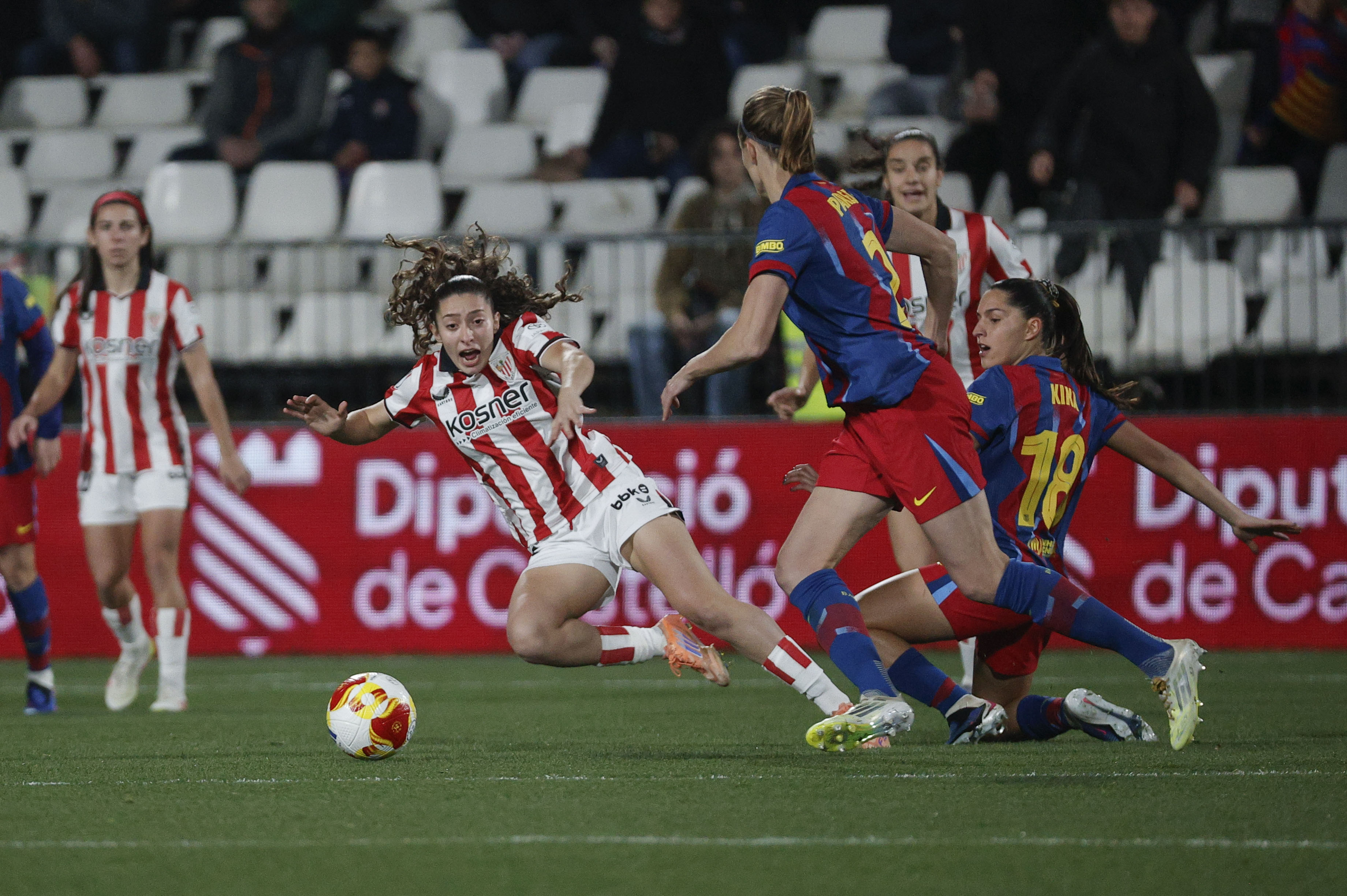 CASTELLÓN DE LA PLANA, 21/01/2026.- La delantera del Athletic Club Elene Guturbay (izda) pelea por el balón con la jugadora del FC Barcelona Kika Nazareth (dcha), durante el partido de semifinales de la Supercopa de España de fútbol disputado este miércoles en el estadio Castalia, en Castellón de la Plana. EFE/Manuel Bruque
