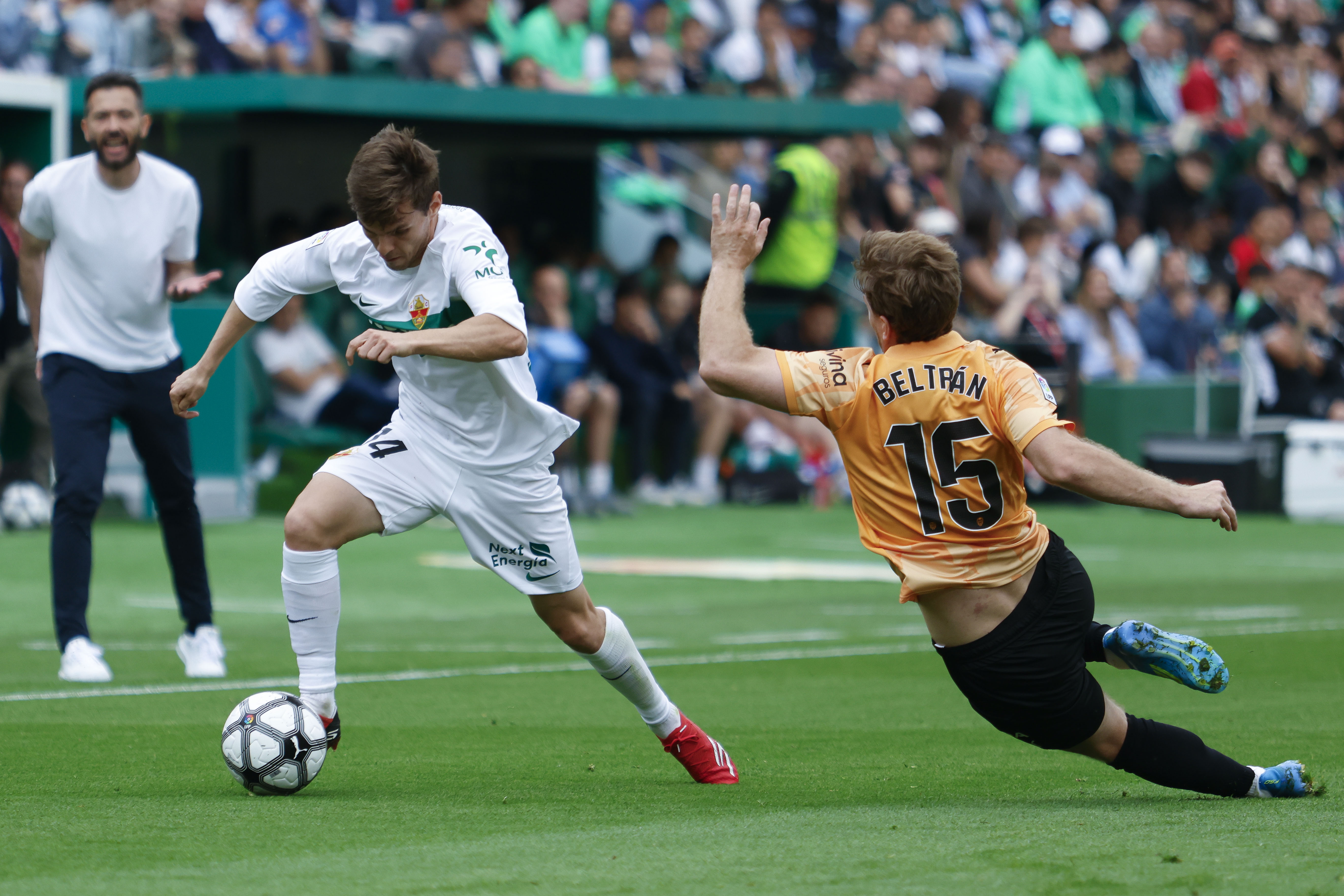 ELCHE (ALICANTE), 11/04/2026.- El jugador del Elche Aleix Febas y el jugador del Valencia Lucas Beltrán, durante el partido de la jornada 31 de LaLiga EA Sports, este sábado en el estadio Martínez Valero en Elche.-EFE/ Pablo Miranzo