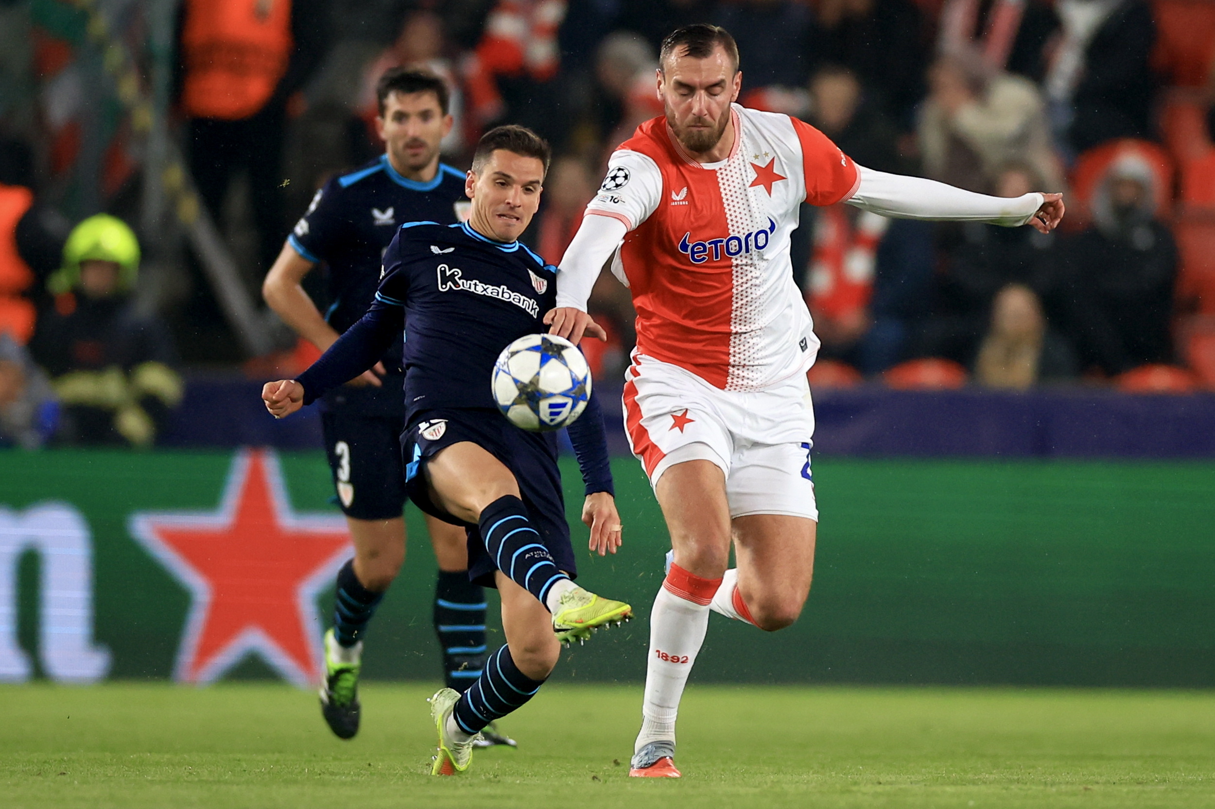PRAGUE (Czech Republic), 25/11/2025.- Athletic Club's Inigo Ruiz De Galarreta (L) in action against Slavia's Tomas Chory (R) during the UEFA Champions League league phase match between Slavia Praha and Athletic Cub in Prague, Czech Republic, 25 November 2025. (Liga de Campeones, República Checa, Praga) EFE/EPA/MARTIN DIVISEK
