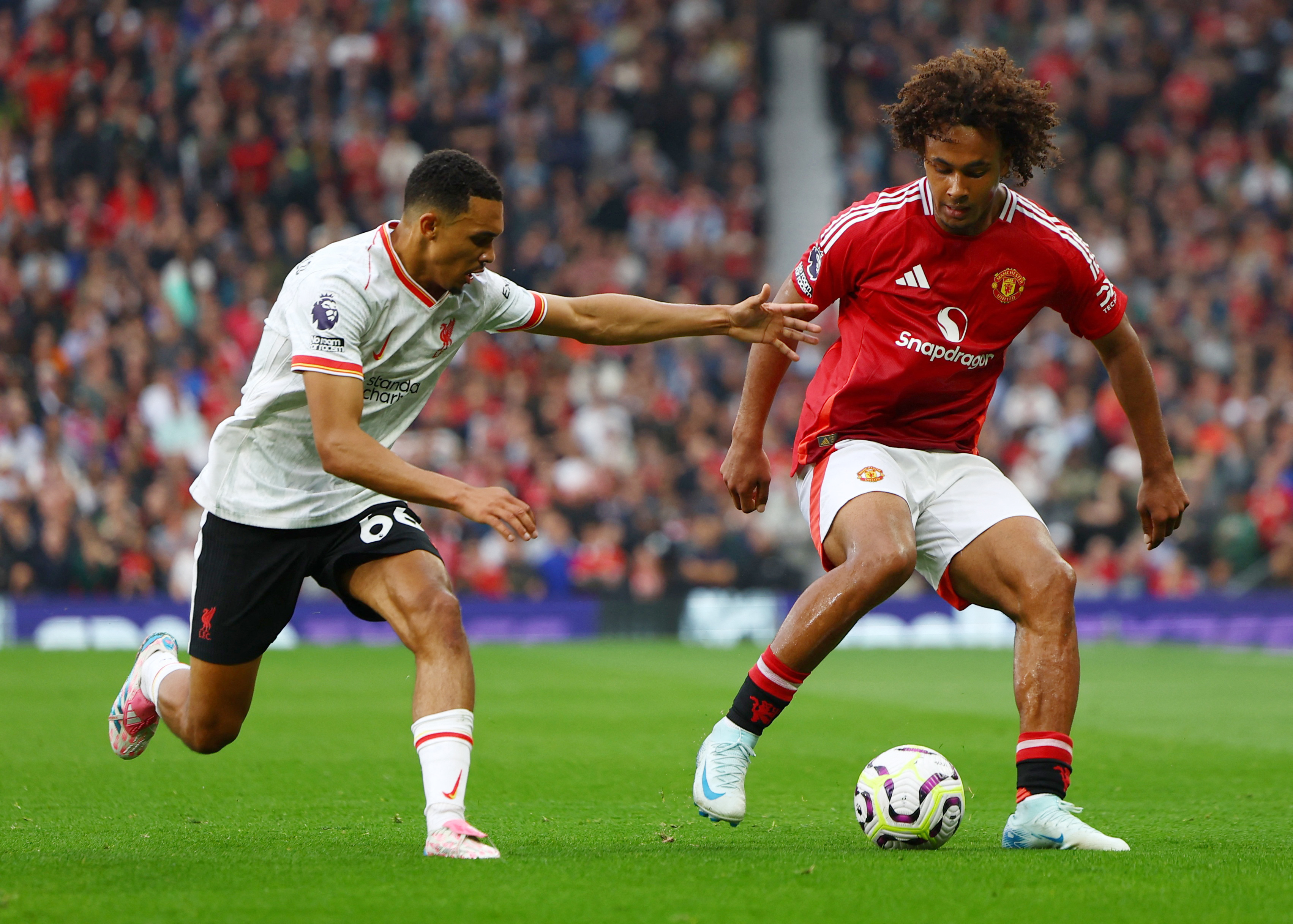 Soccer Football - Premier League - Manchester United v Liverpool - Old Trafford, Manchester, Britain - September 1, 2024 Manchester United's Joshua Zirkzee in action with Liverpool's Trent Alexander-Arnold REUTERS/Molly Darlington EDITORIAL USE ONLY. NO USE WITH UNAUTHORIZED AUDIO, VIDEO, DATA, FIXTURE LISTS, CLUB/LEAGUE LOGOS OR 'LIVE' SERVICES. ONLINE IN-MATCH USE LIMITED TO 120 IMAGES, NO VIDEO EMULATION. NO USE IN BETTING, GAMES OR SINGLE CLUB/LEAGUE/PLAYER PUBLICATIONS. PLEASE CONTACT YOUR ACCOUNT REPRESENTATIVE FOR FURTHER DETAILS..