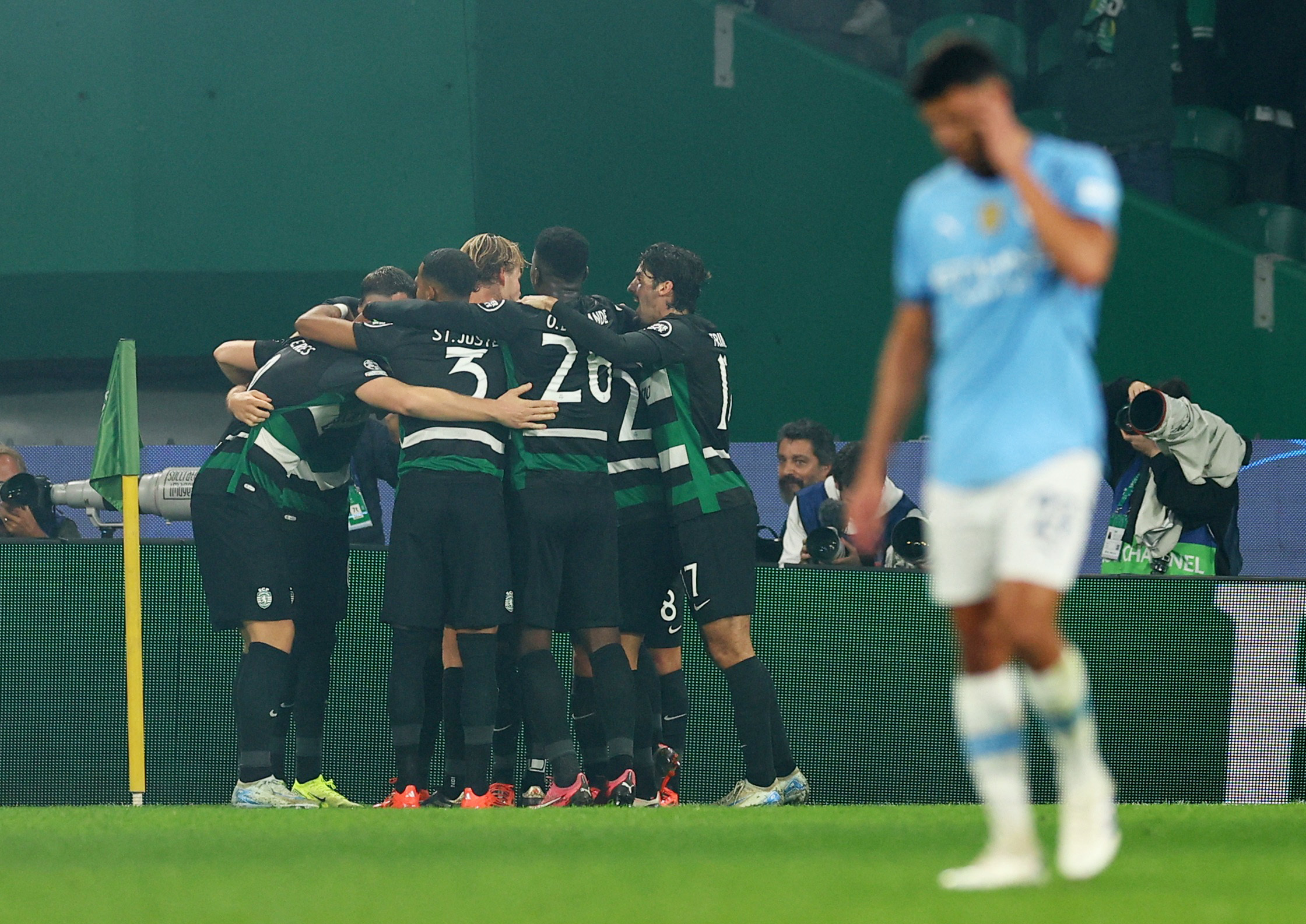 Soccer Football - Champions League - Sporting CP v Manchester City - Estadio Jose Alvalade, Lisbon, Portugal - November 5, 2024
Sporting CP's Viktor Gyokeres celebrates scoring their fourth goal with teammates Action Images via Reuters/Andrew Boyers TRISTEZA MANCHESTER CITY