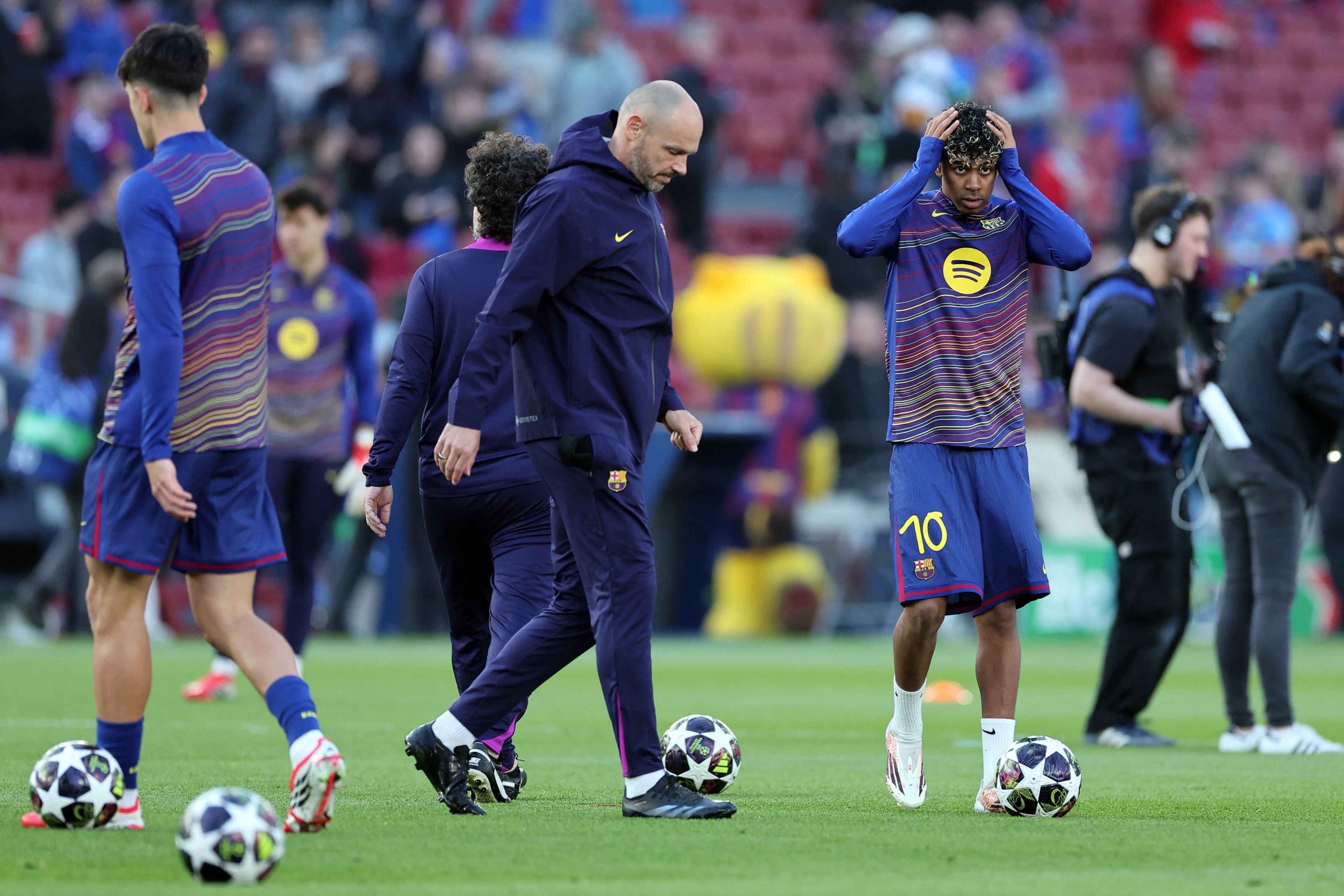 Barcelona's Spanish forward #10 Lamine Yamal warms up before the UEFA Champions League last 16 second leg football match between FC Barcelona and Newcastle United at the Camp Nou stadium in Barcelona, on March 18, 2026. (Photo by Josep LAGO / AFP)