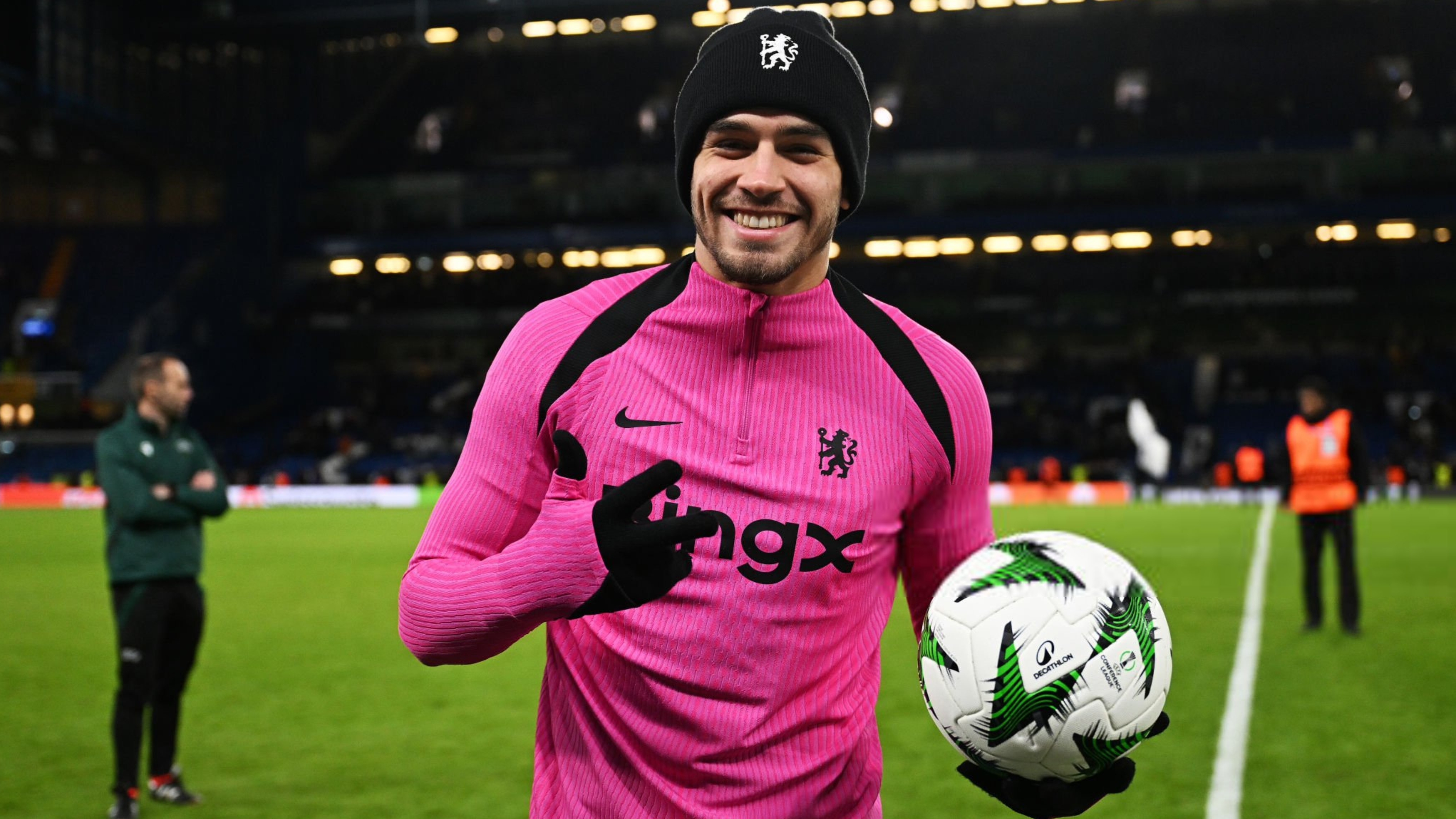 Marc Guiu, jugador del Chelsea, posa con el balón tras marcar un hat-trick contra el Shamrock Rovers en Conference League.