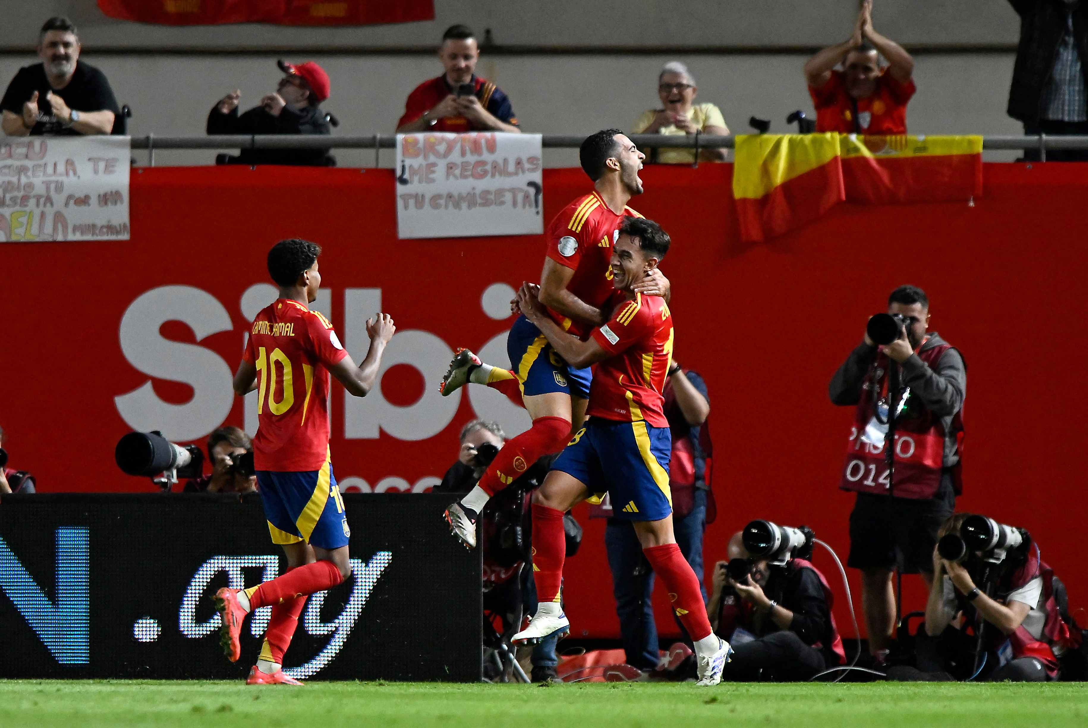 Zubimendi celebra el gol que dio la victoria a Espa?a ante Dinamarca en Murcia.