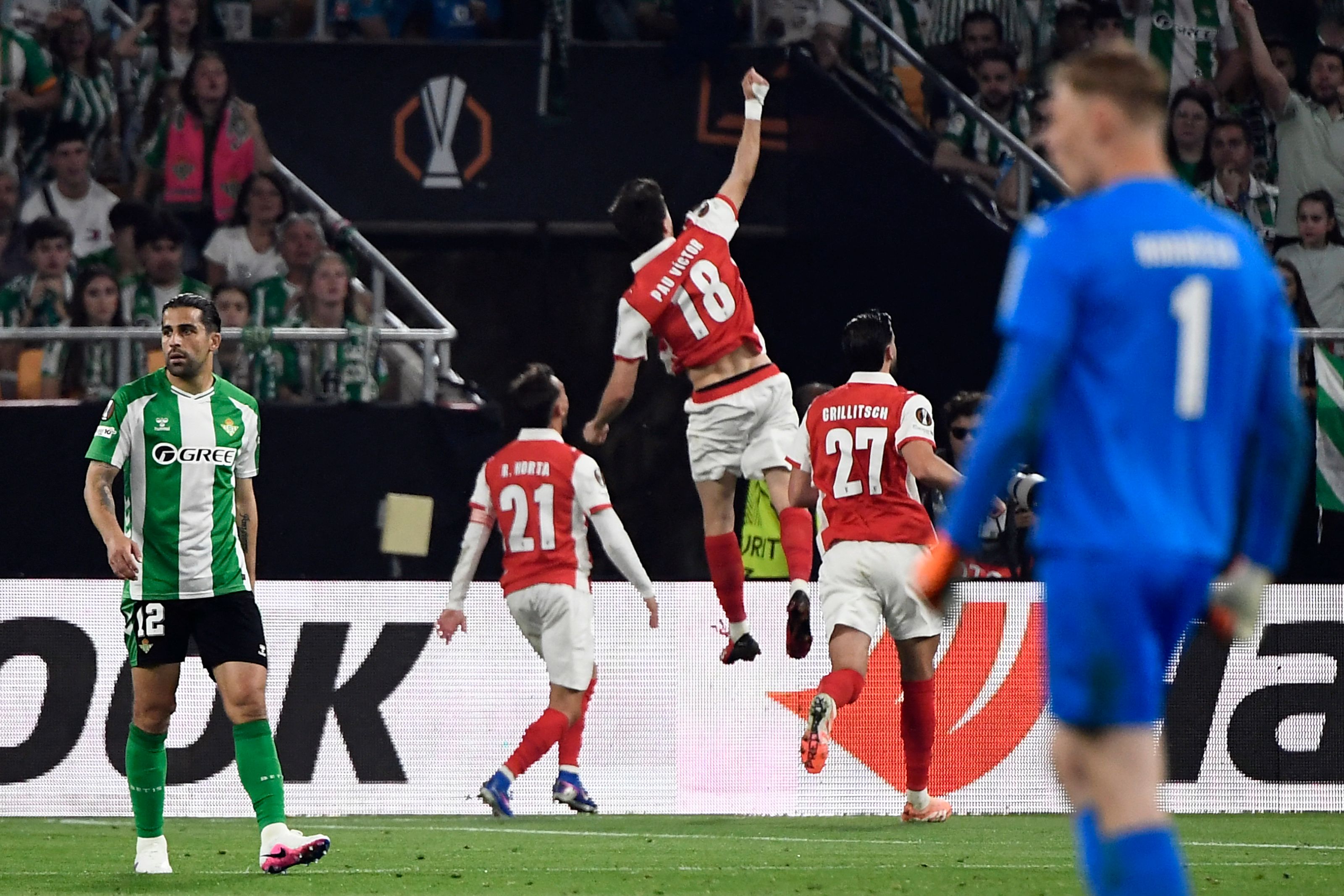 Sporting Braga's Portuguese midfielder #21 Ricardo Horta (2R) scores his team's third goal during the UEFA Europa League quarter final second leg football match between Real Betis and SC Braga at Benito Villamarin Stadium in Seville on April 16, 2026. (Photo by FRED TANNEAU / AFP)