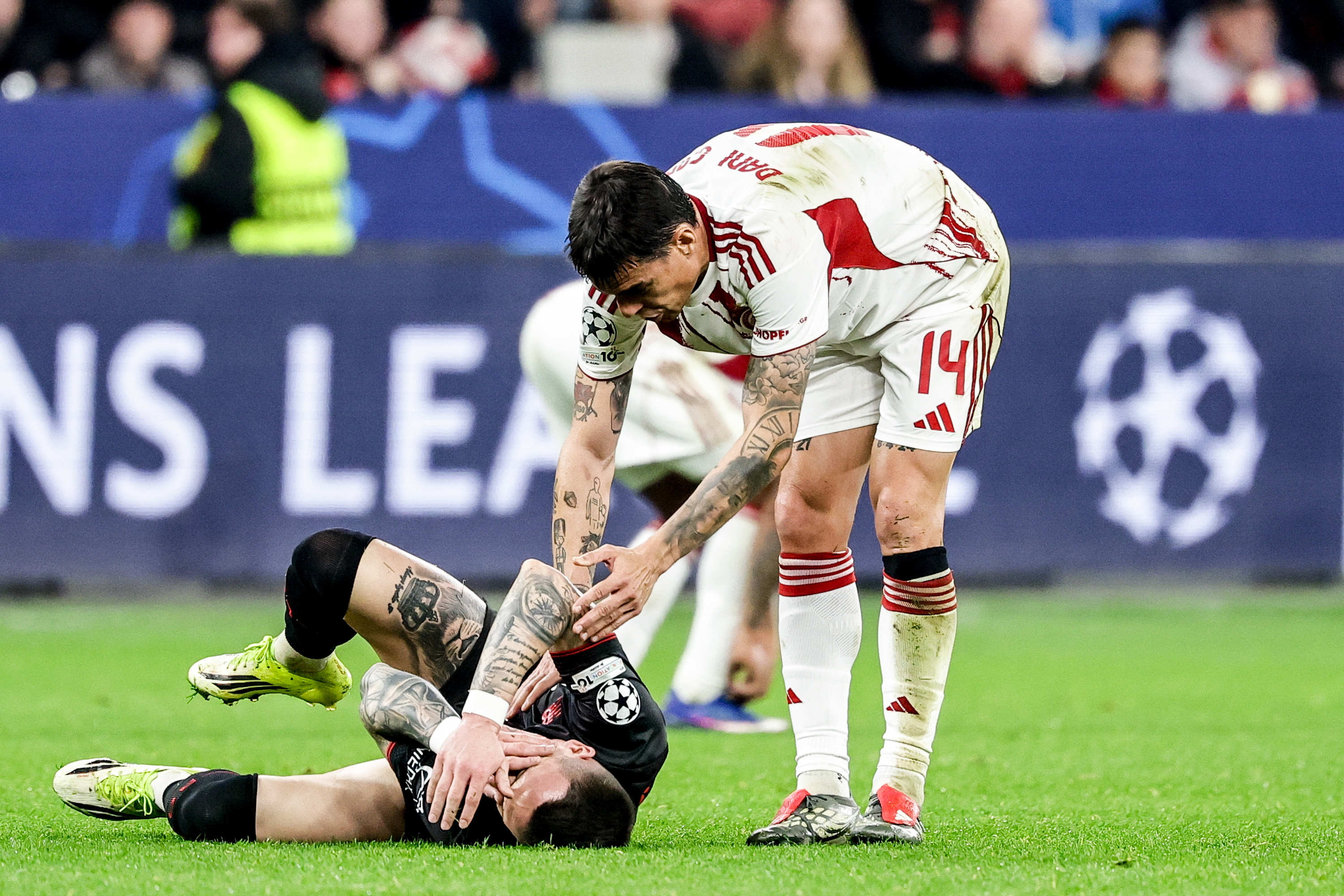 LEVERKUSEN (Germany), 24/02/2026.- Leverkusen's Aleix GarcIa (L) reacts next to Olympiacos' Dani García during the UEFA Champions League play-offs 2nd leg match Bayer 04 Leverkusen against Olympiacos Piraeus, in Leverkusen, Germany, 24 February 2026. (Liga de Campeones, Alemania, Pireo) EFE/EPA/FRIEDEMANN VOGEL