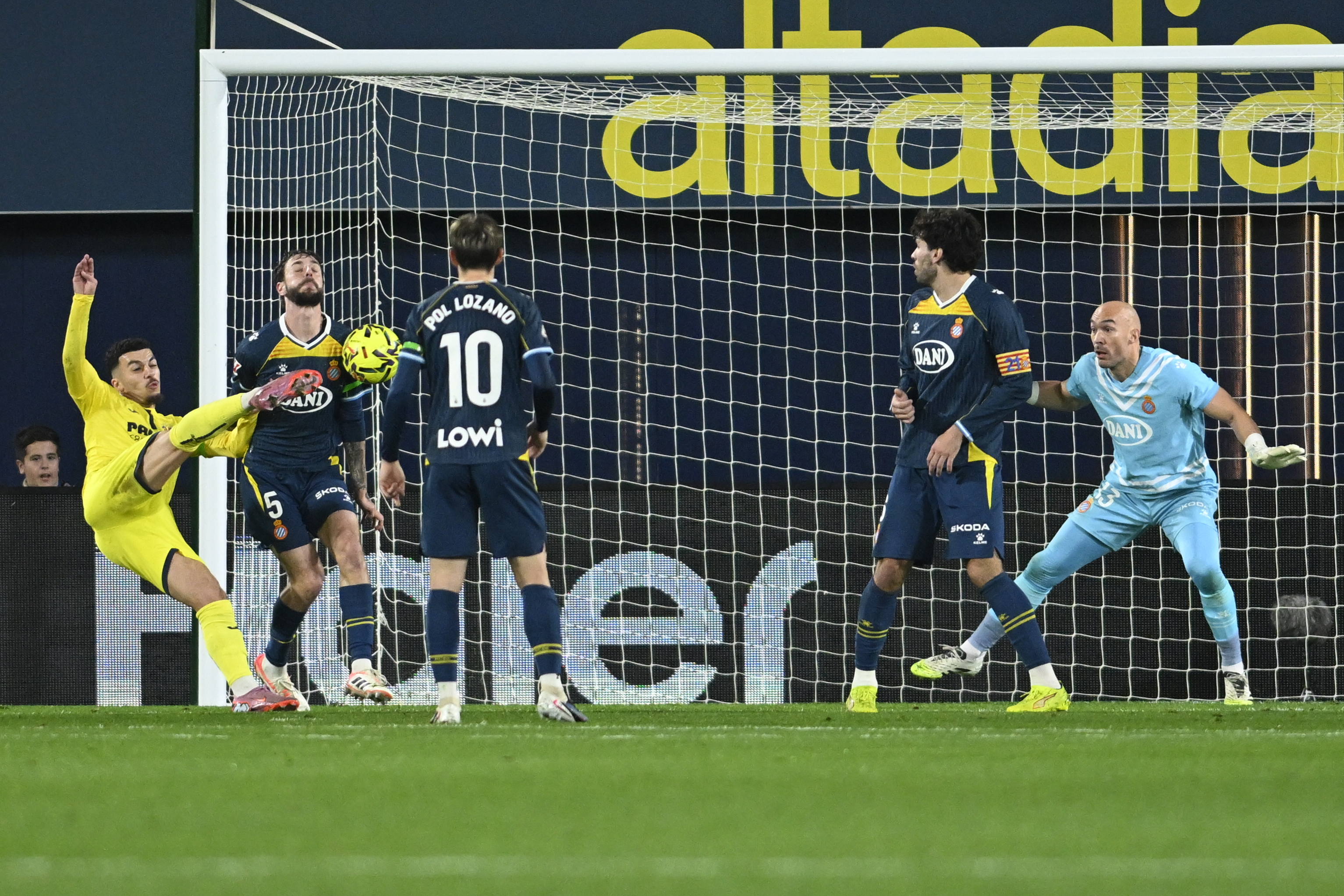 VILLARREAL (CASTELLÓN), 09/02/2026.- El delantero francés del Villarreal Georges Mikautadze (i) remata a puerta para marcar su gol, primero del equipo valenciano, durante el partido de la jornada 23 de LaLiga que Villarreal CF y RCD Espanyol disputan este lunes en el estadio de La Cerámica. EFE/Andreu Esteban