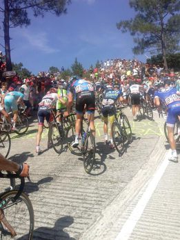 Ézaro: foto fija con ciclistas clavados
