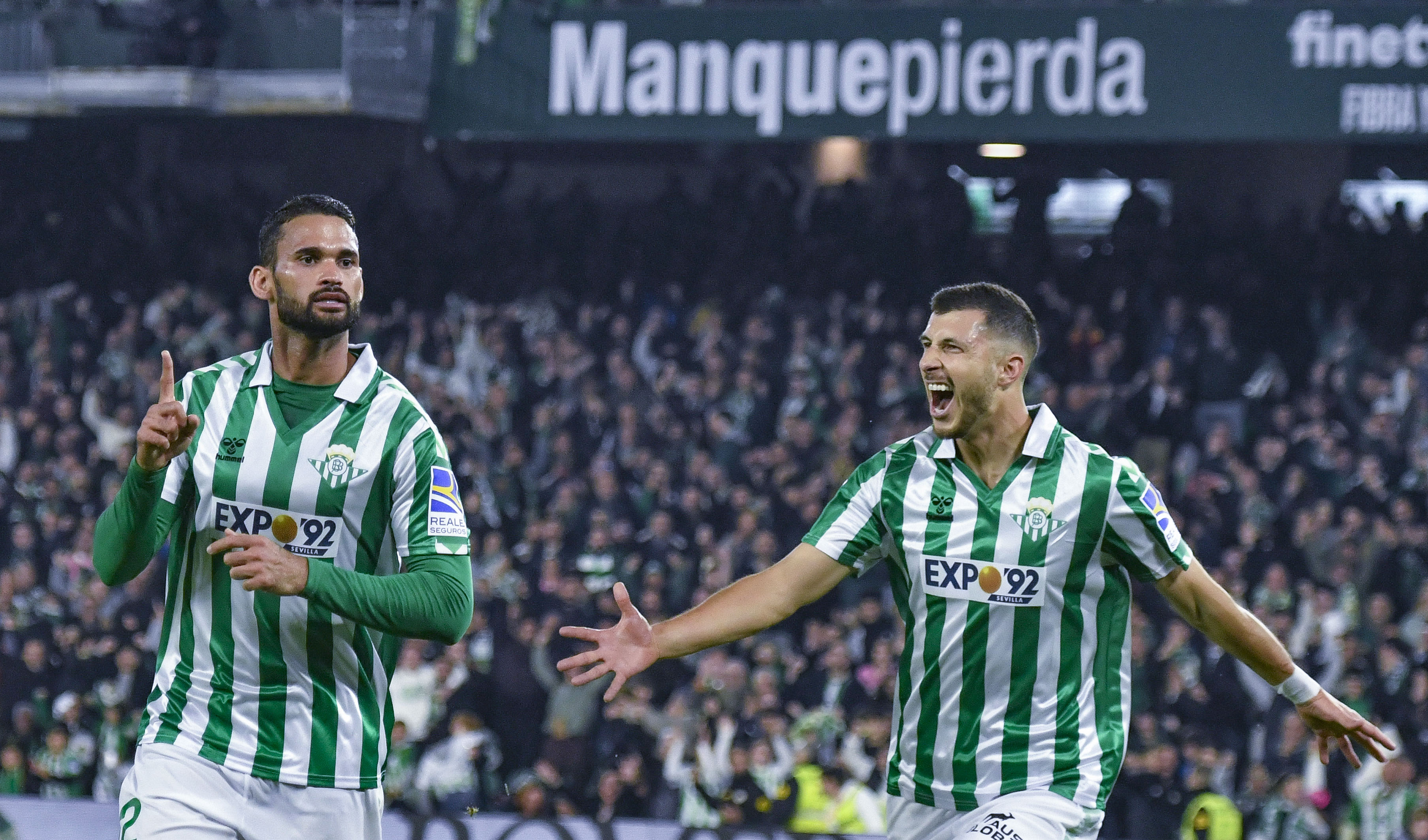 SEVILLA. 01/02/2023. -El delantero brasileño del Real Betis William José (i) celebra su gol junto a su compañero Guido Rodríguez durante el partido de la jornada 14 de la Liga EA Sports que se ha disputado esta noche en el estadio Benito Villamarín de Sevilla. EFE/ Raúl Caro.