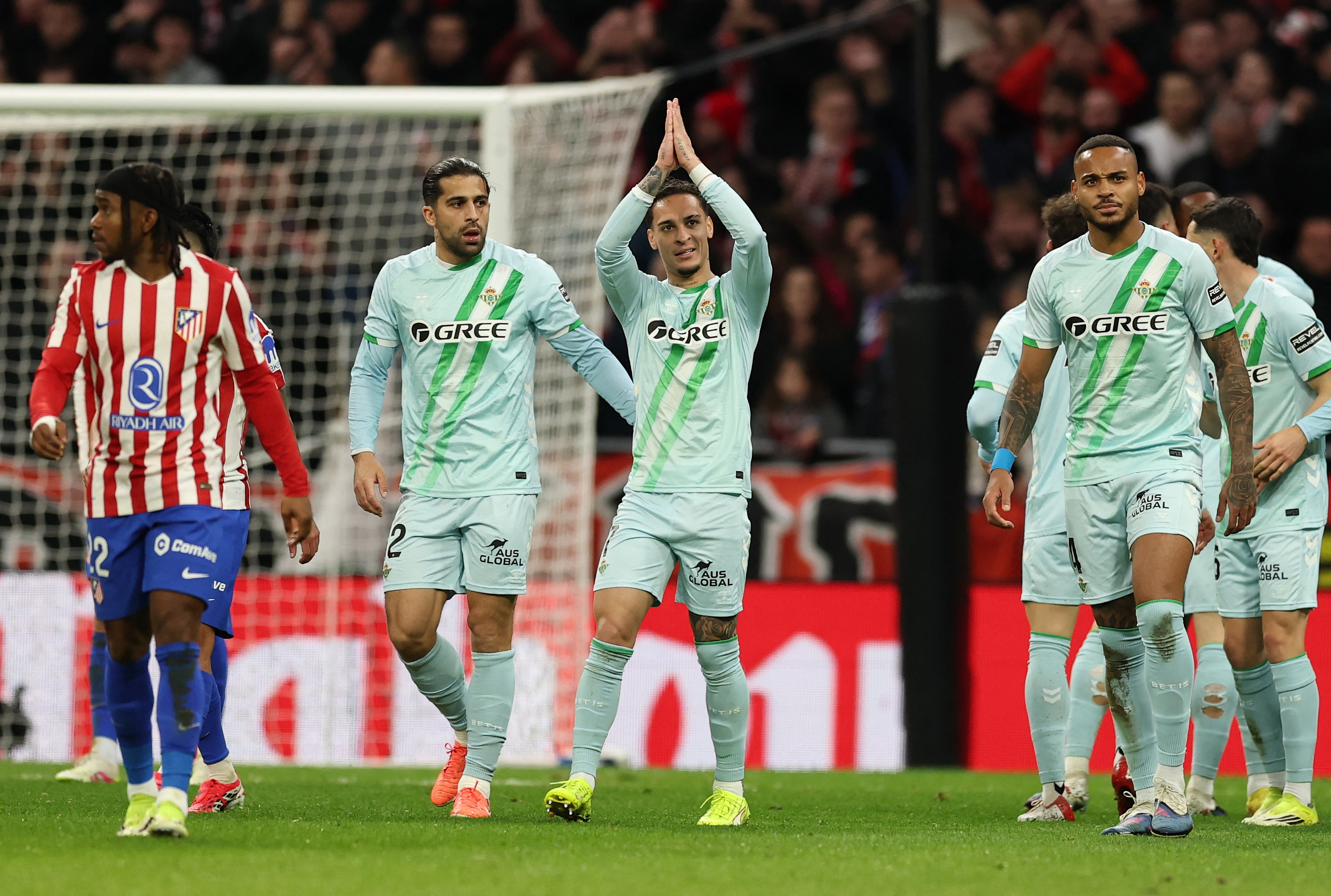 El brasileño recortó hacia dentro y buscó el primer palo cuando lo natural era buscar el segundo. Esto engañó a Oblak, que la tocó, pero no pudo sacarla. El Betis se adelantó en el partido.