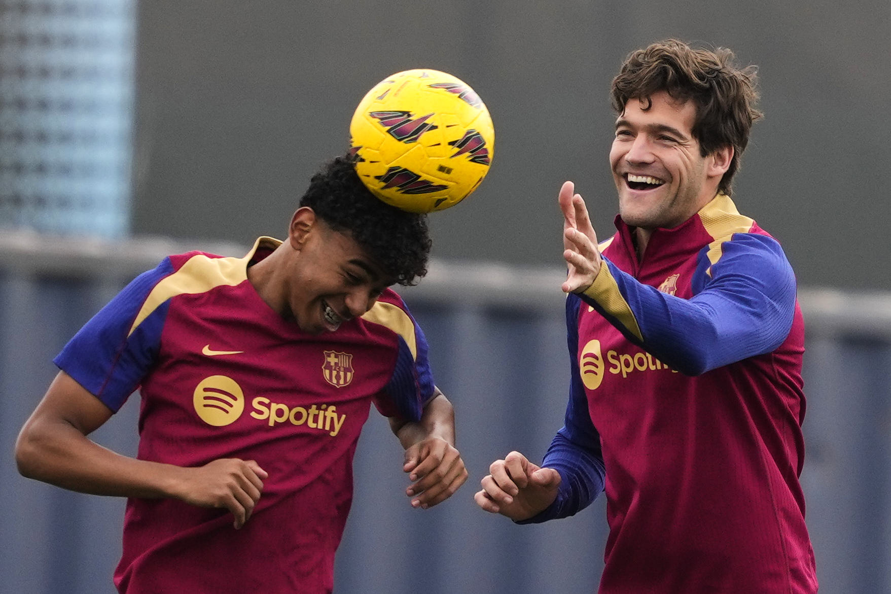 GRAFCAT984. BARCELONA, 07/03/2024.- Los jugadores del FC Barcelona Lamine Yamal y Marcos Alonso durante el entrenamiento que el equipo azulgrana ha realizado en la ciudad deportiva Joan Gamper para preparar el partido de LaLiga que mañana disputará ante el Mallorca. EFE/Alejandro García
