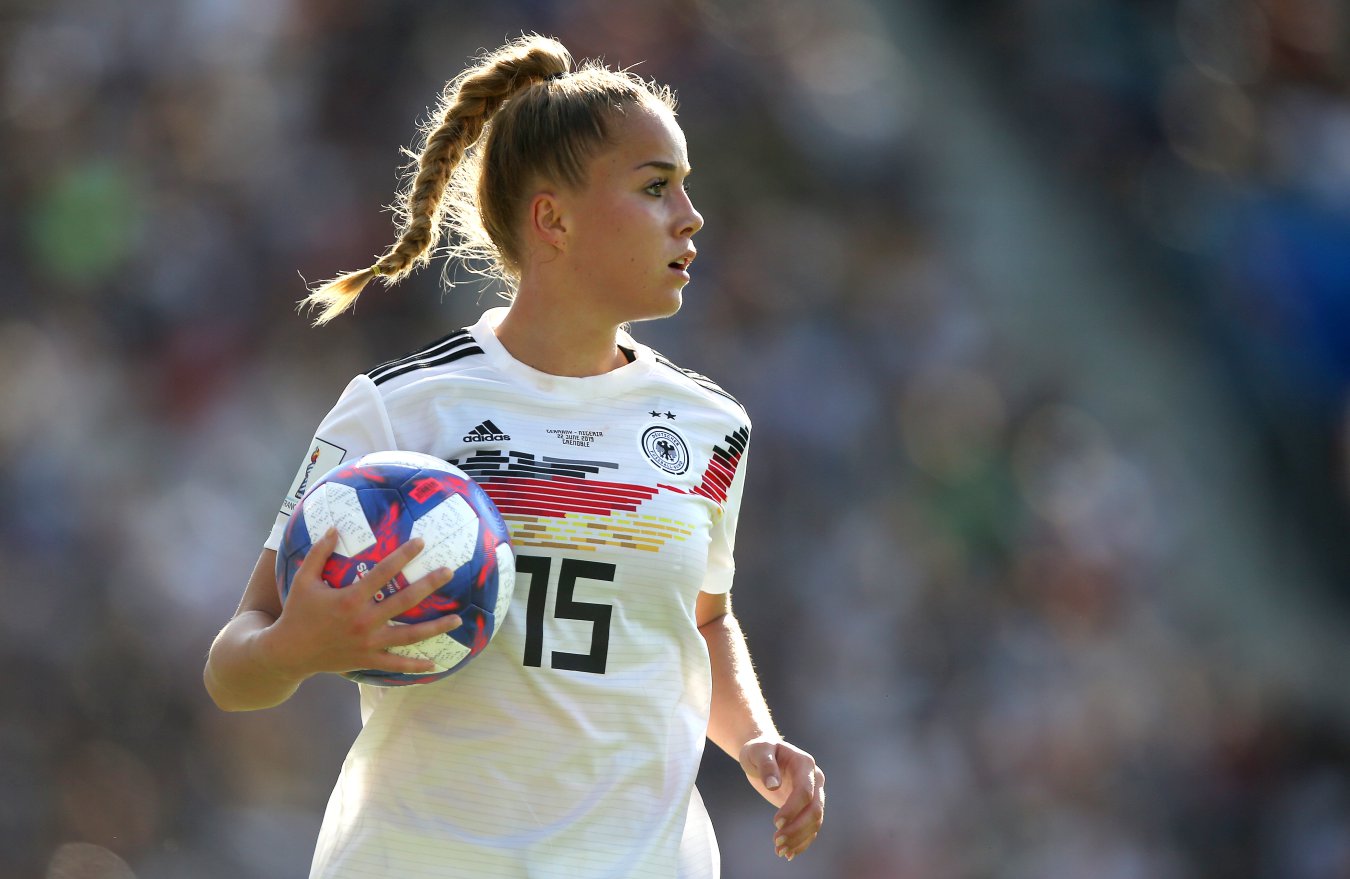 La flamante fichaje del Bayern Múnich ha brillado en la liga de su país y con la Selección Alemana, con la que llegó a los cuartos de final de la pasada Copa del Mundo Femenil.
