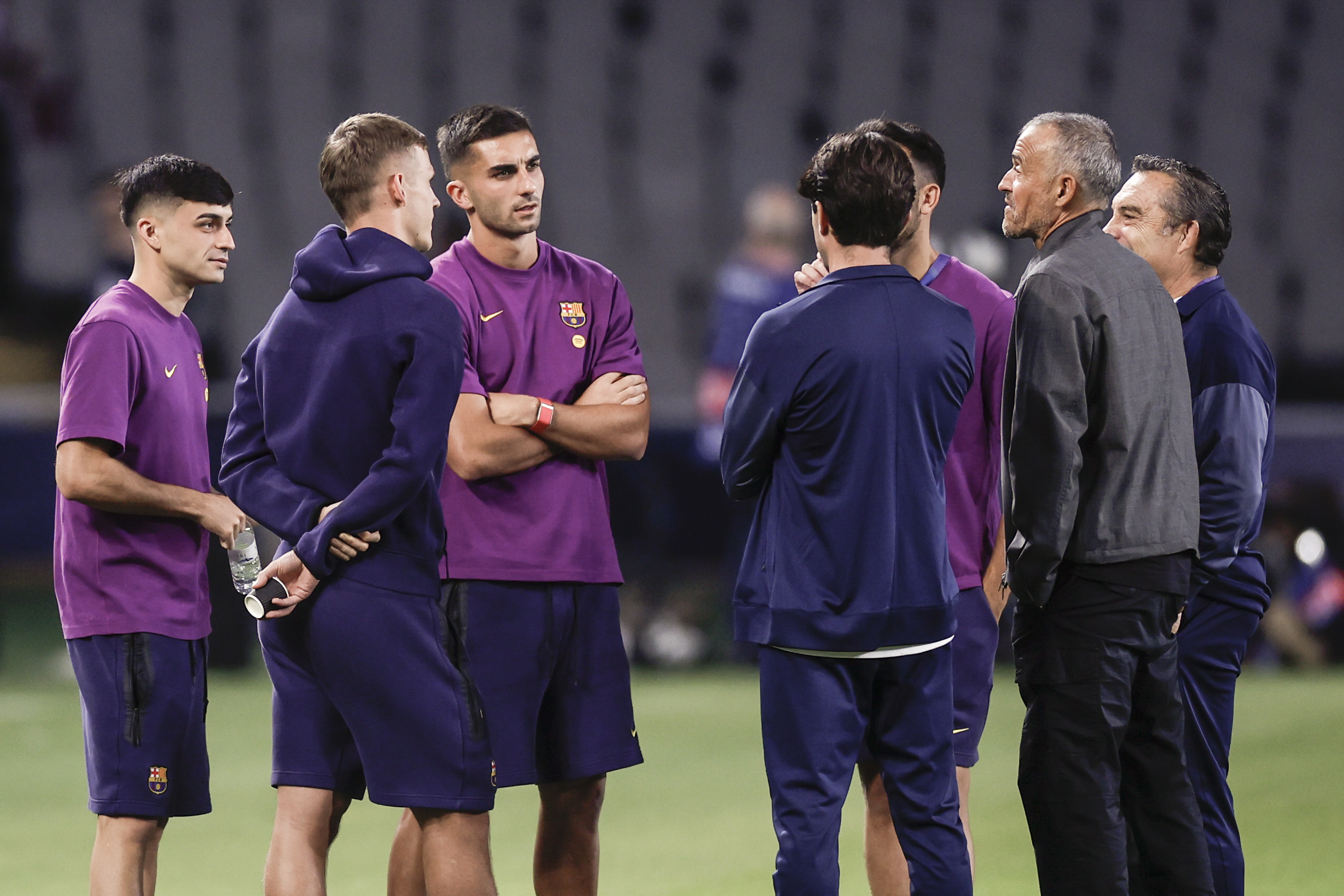 Saludo entre jugadores del Barça y Luis Enrique.