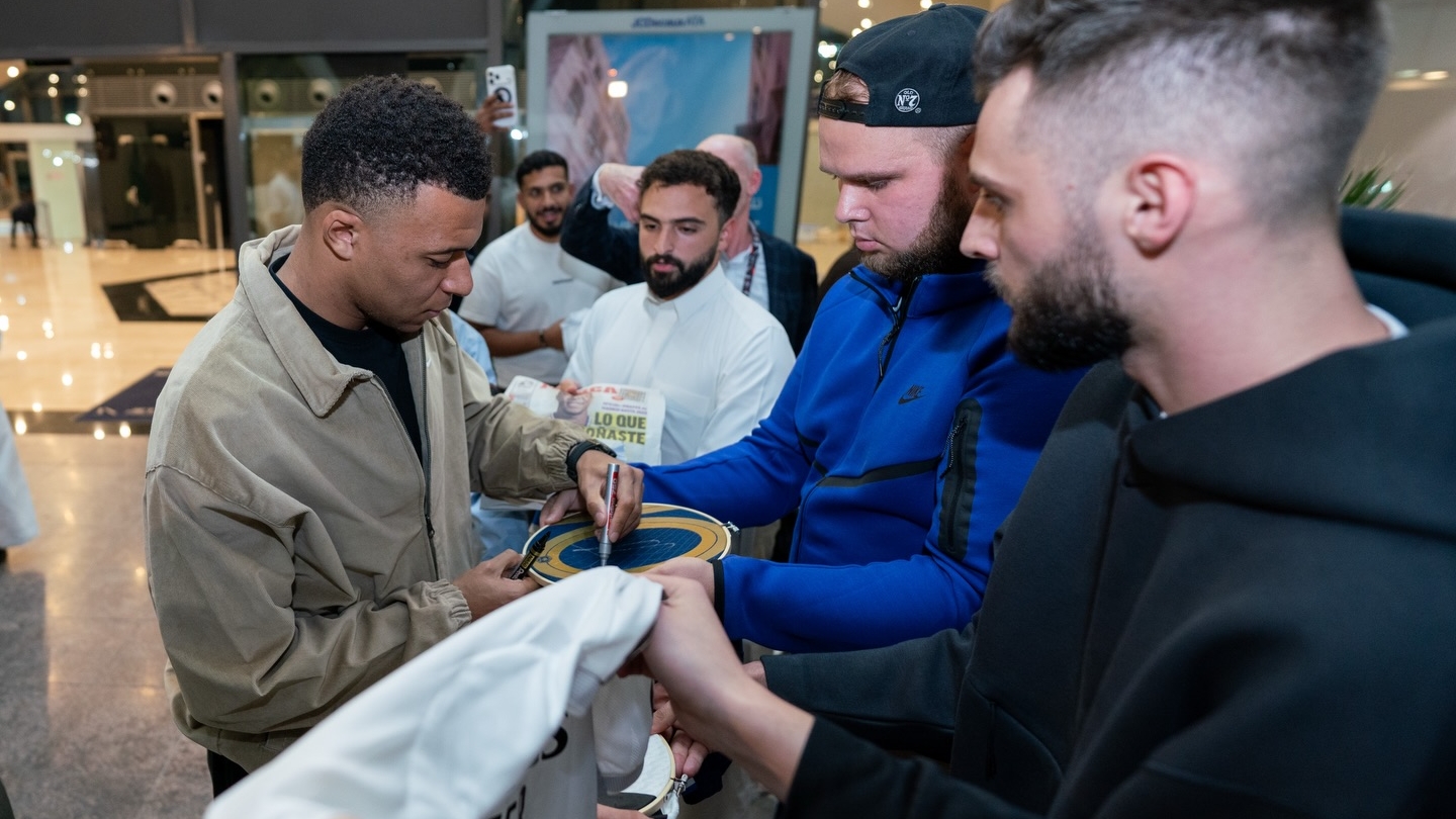 Mbappé firma autógrafos en Yeda.