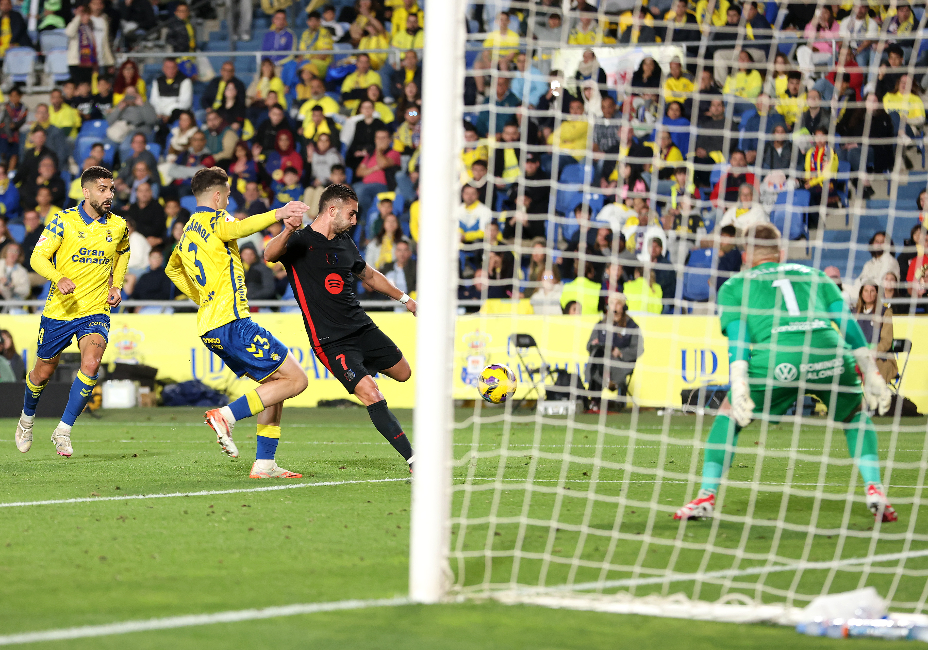 LAS PALMAS, SPAIN - FEBRUARY 22: Ferran Torres of FC Barcelona scores his team's second goal past Jasper Cillessen of UD Las Palmas during the LaLiga match between UD Las Palmas and FC Barcelona at Estadio Gran Canaria on February 22, 2025 in Las Palmas, Spain. (Photo by Florencia Tan Jun/Getty Images)
PUBLICADA 23/02/25 NA MA17 2COL