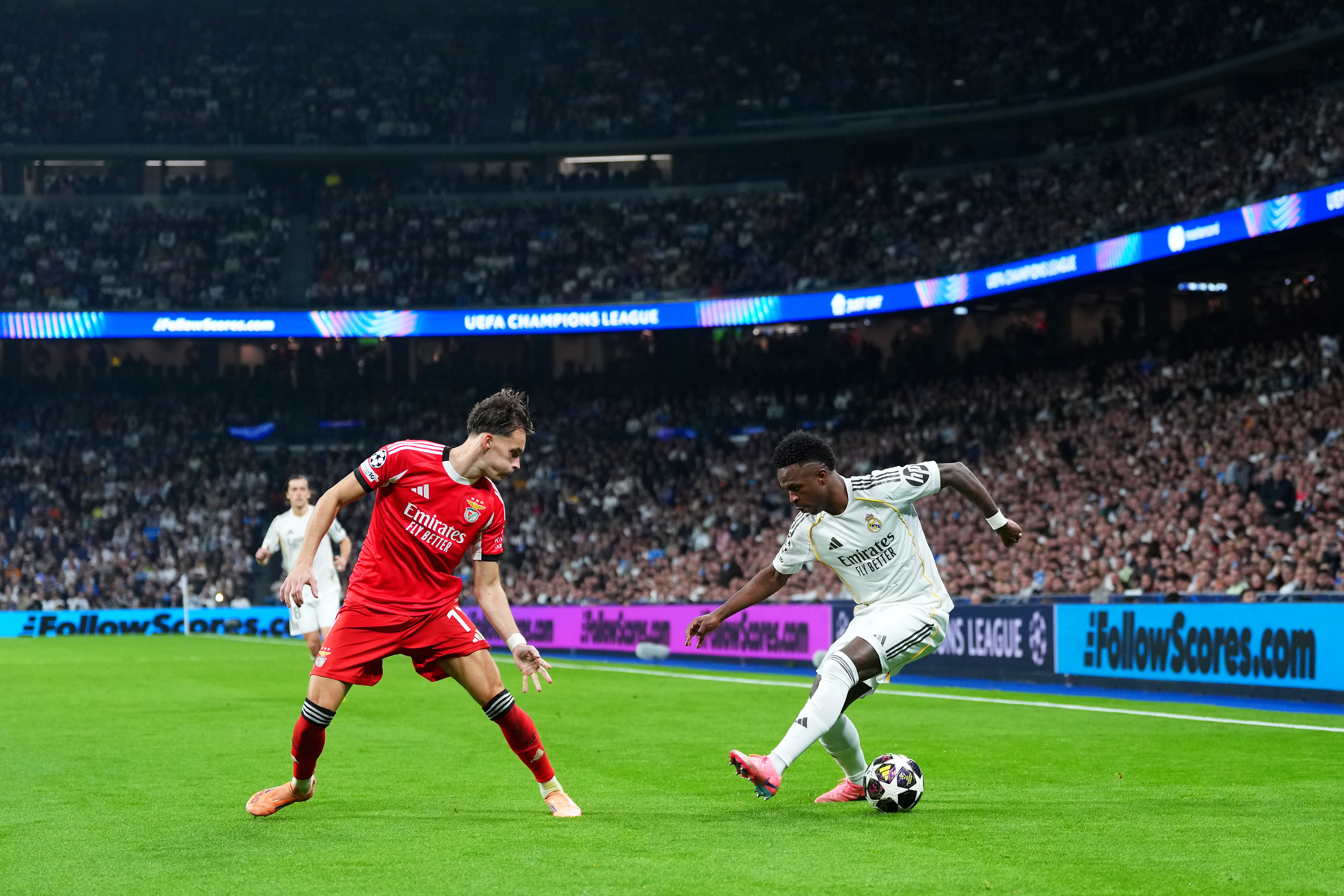 Vinicius le hace una bicicleta a Dedic en la segunda parte del partido del miércoles en el Bernabéu.